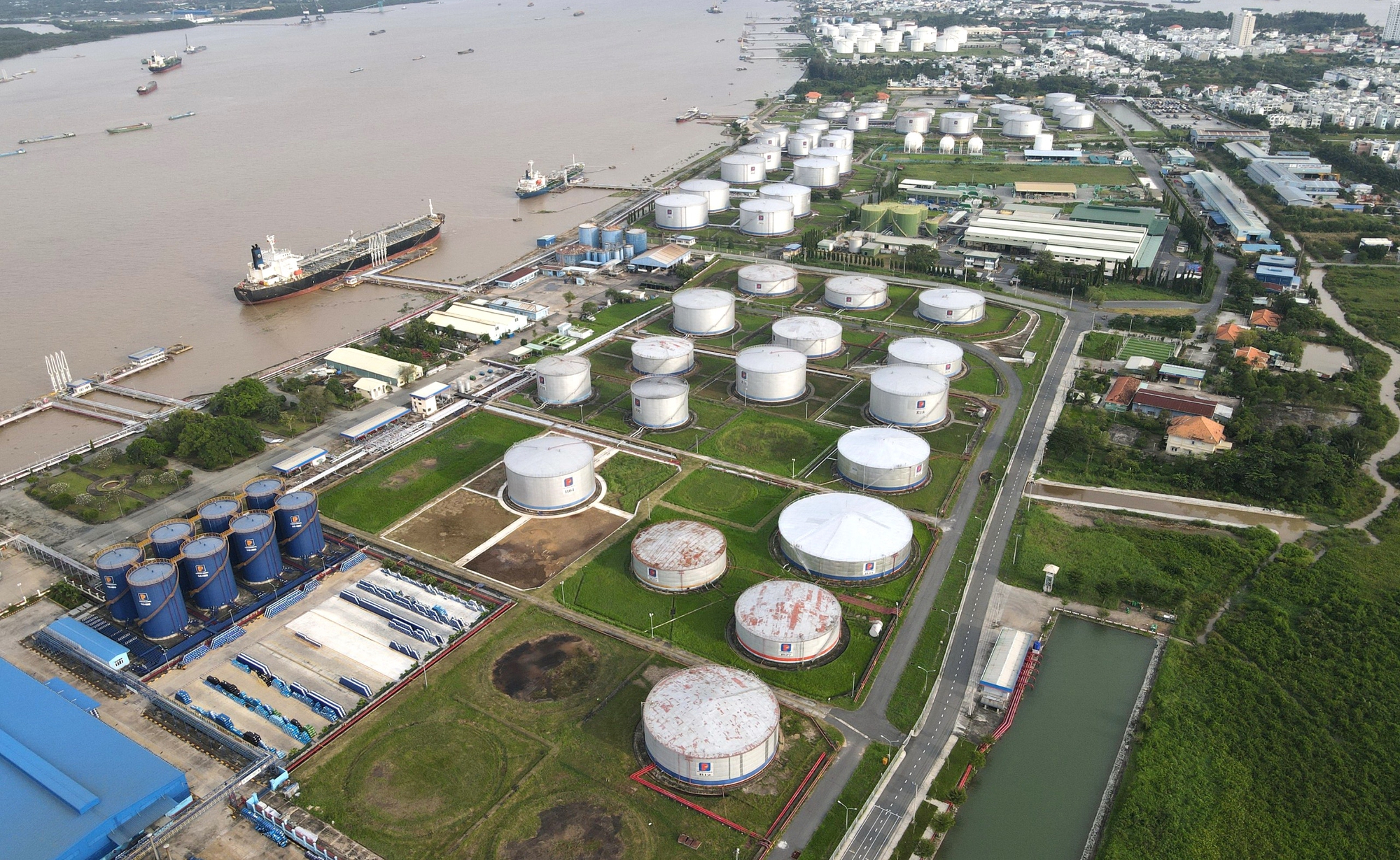 Mới một tháng thiếu Nghi Sơn, Việt Nam phải nhập cả triệu tấn xăng dầu ngoại - Ảnh 1.