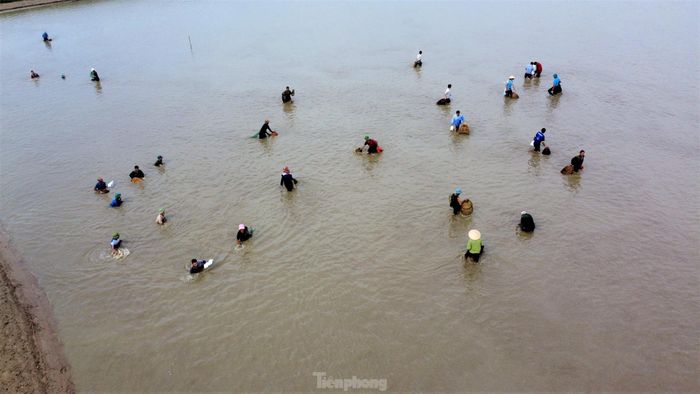 Hà Tĩnh: Cả trăm &quot;nơm thủ&quot; mua vé vào hồ thủy lợi trổ tài bắt cá đông vui như hội - Ảnh 1.