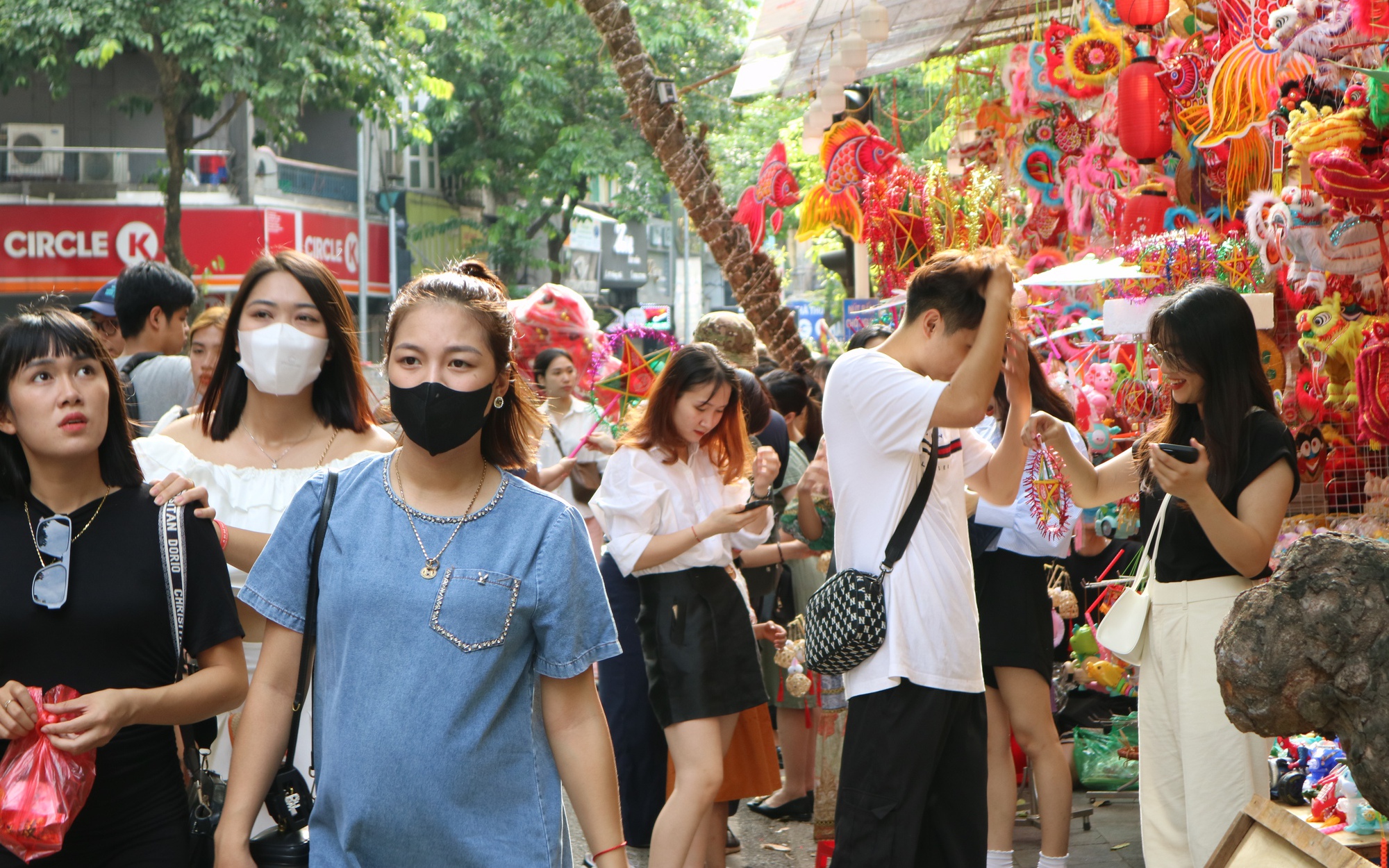 Giới trẻ rủ nhau đến Hàng Mã &quot;check-in&quot; Trung thu sớm