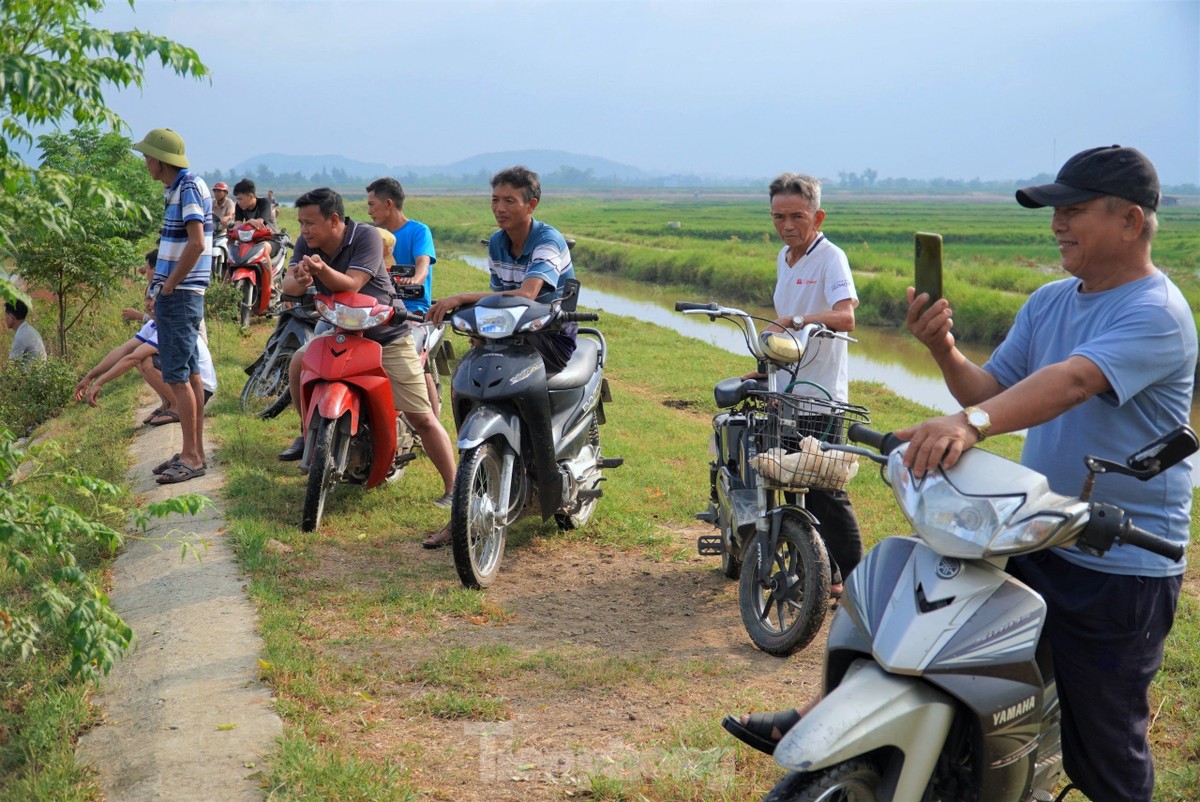 Hà Tĩnh: Cả trăm &quot;nơm thủ&quot; mua vé vào hồ thủy lợi trổ tài bắt cá đông vui như hội - Ảnh 8.