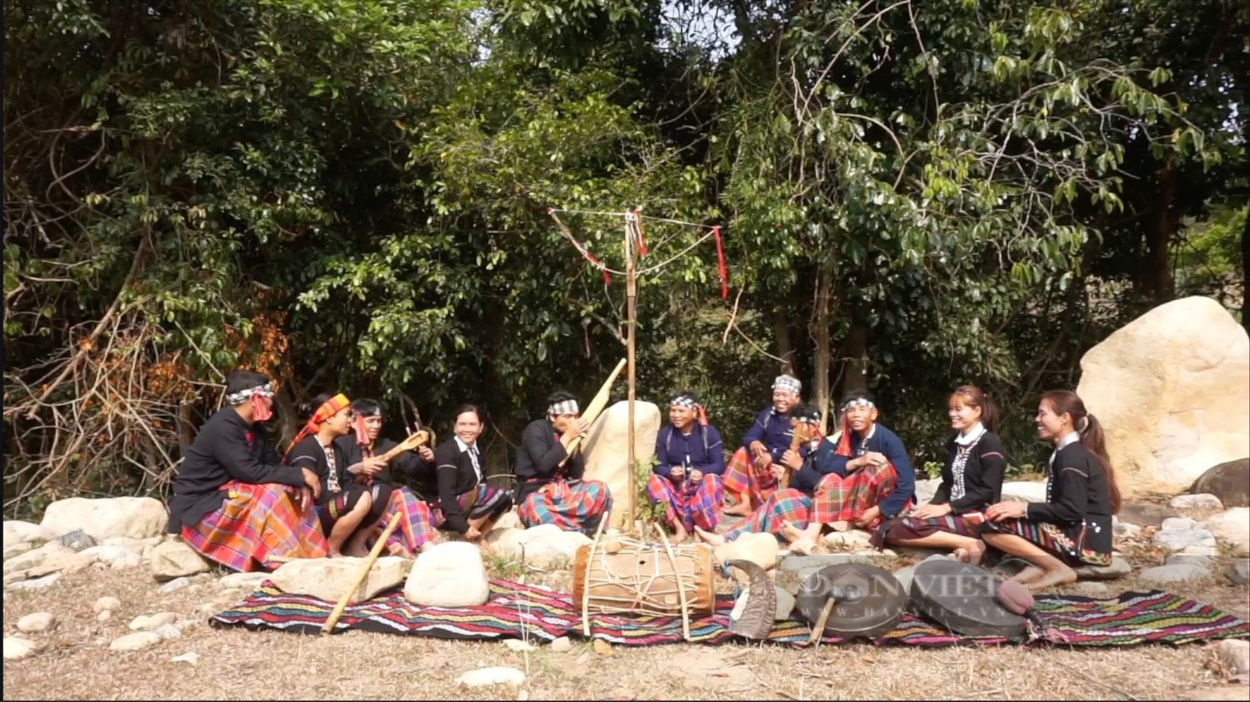 Nhóm cồng chiêng bản Pa Nho góp phần lưu truyền văn hoá người Vân Kiều - Ảnh 7.