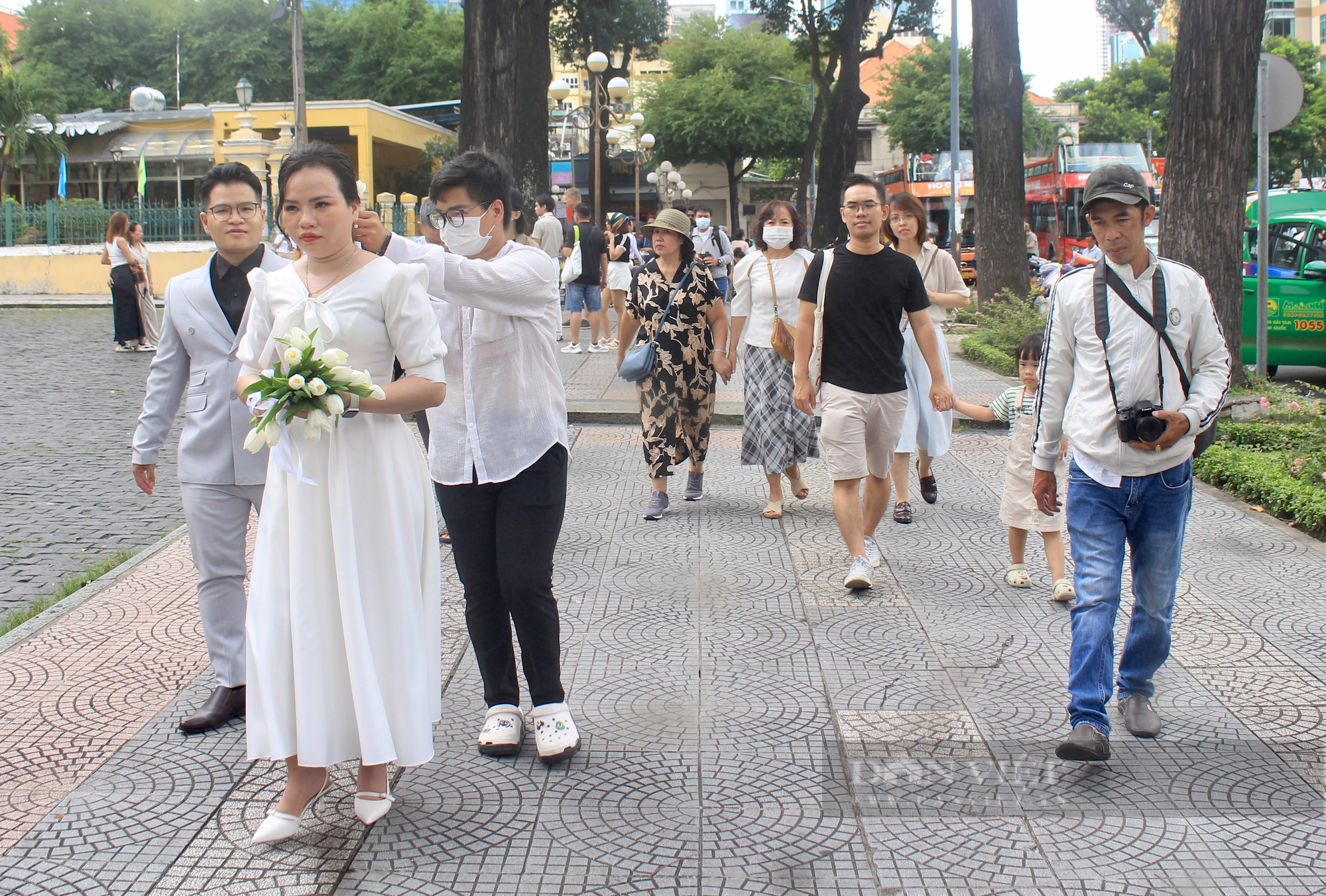 TP.HCM mưa liên tục, khách chơi lễ 2/9 trở tay không kịp, chạy vào quán cà phê - Ảnh 6.