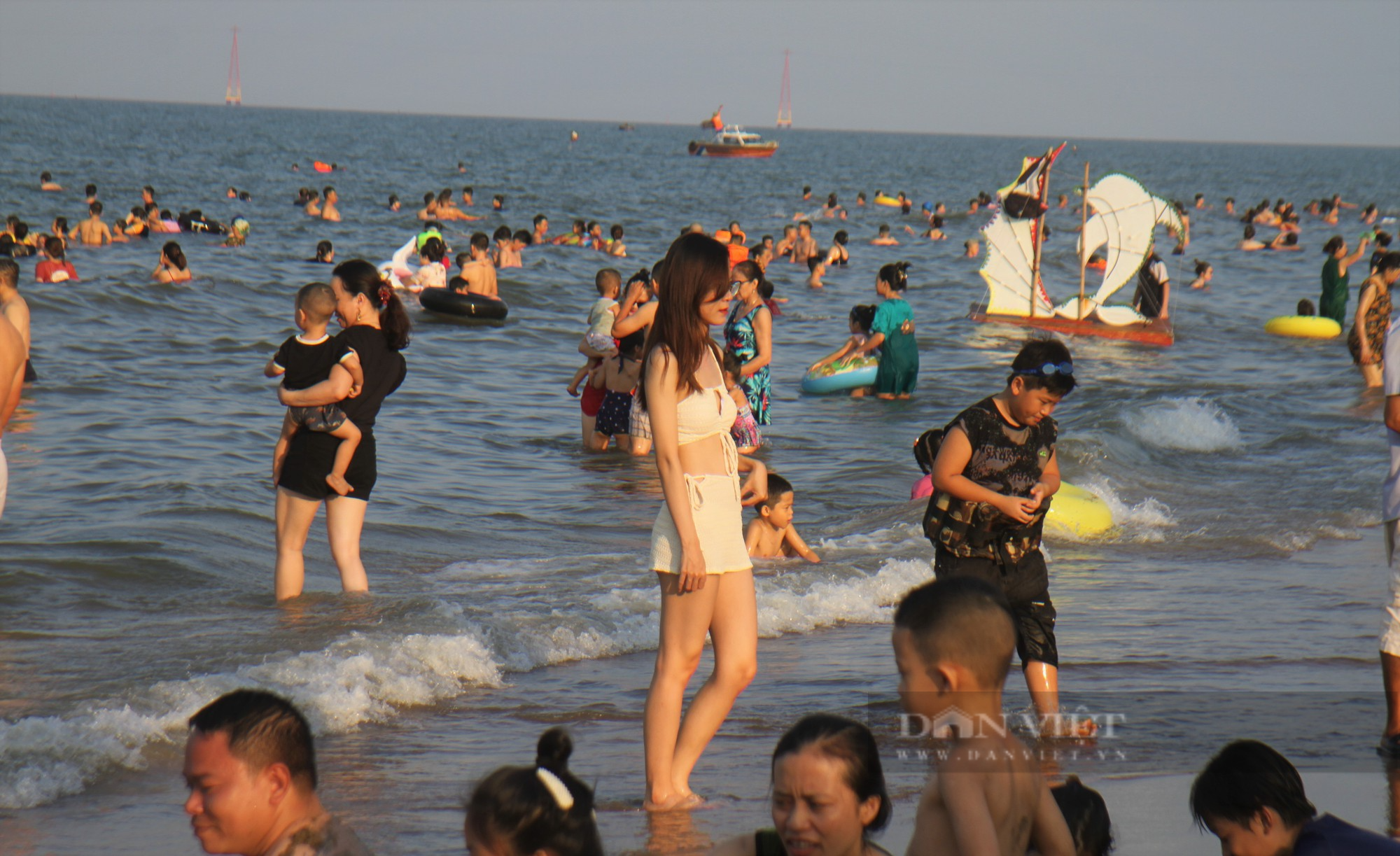 Nghệ An: Du khách đổ về kín bãi biển Cửa Lò ngày đầu nghỉ lễ Quốc khánh 2/9 - Ảnh 3.