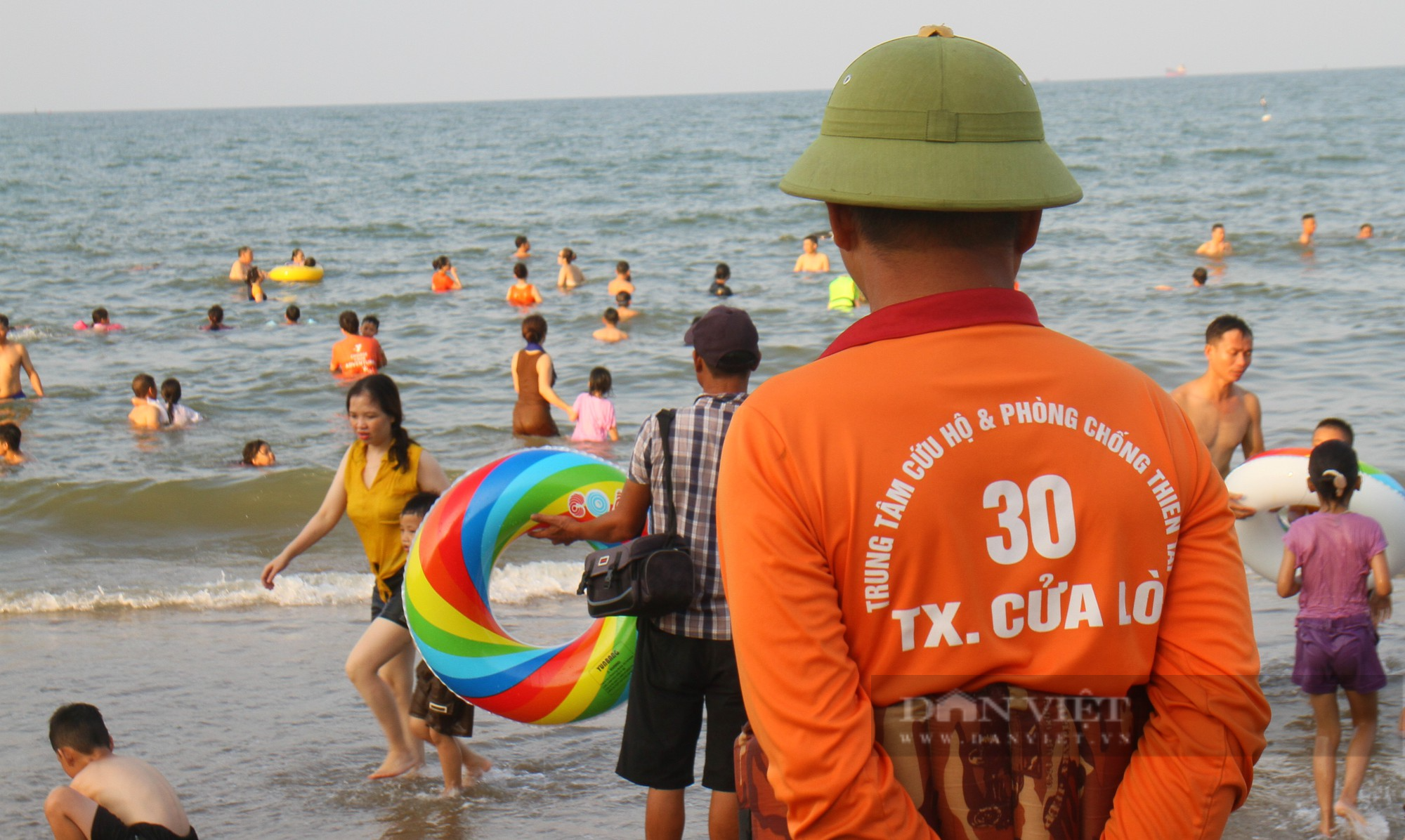Nghệ An: Du khách đổ về kín bãi biển Cửa Lò ngày đầu nghỉ lễ Quốc khánh 2/9 - Ảnh 5.