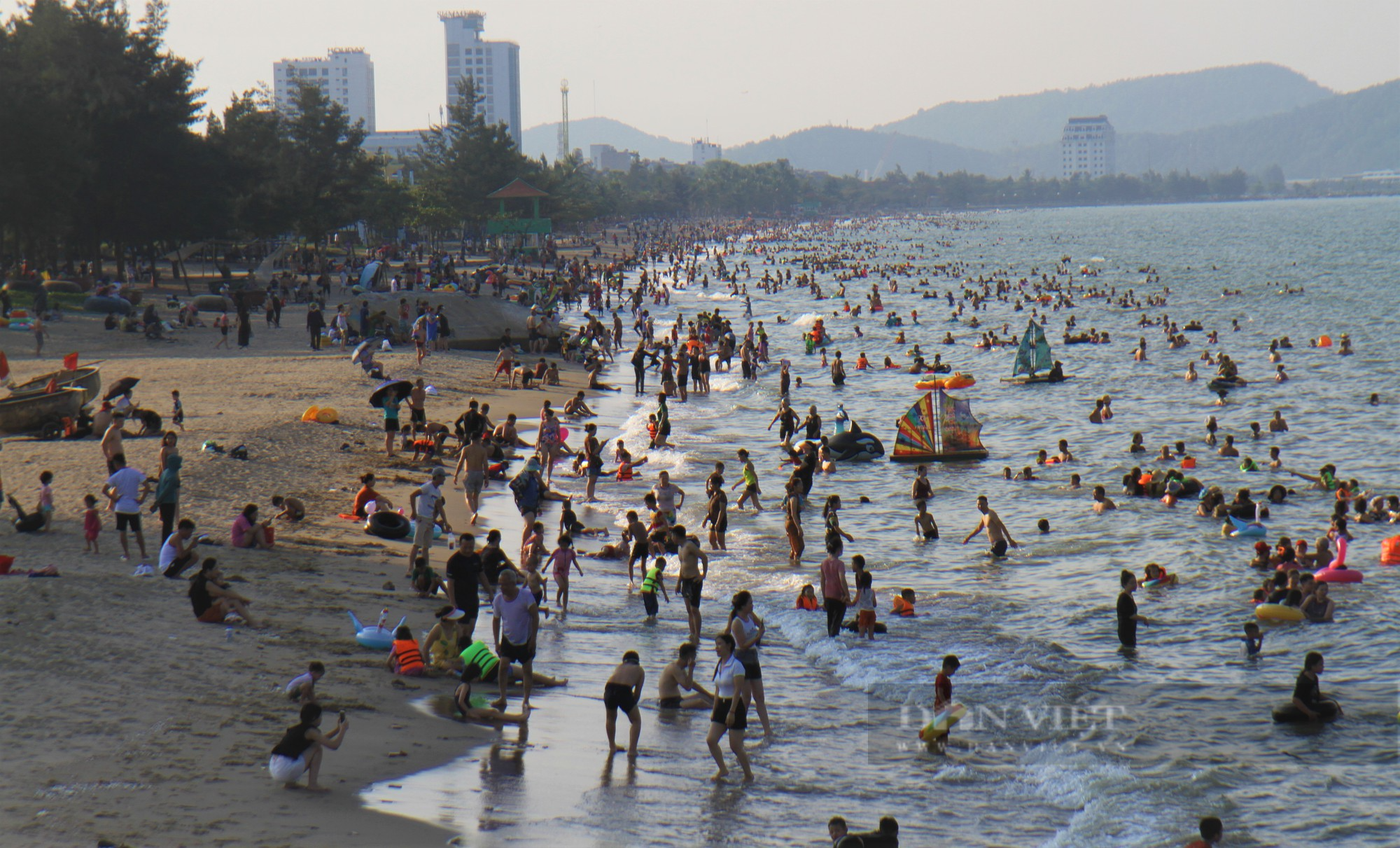 Nghệ An: Du khách đổ về kín bãi biển Cửa Lò ngày đầu nghỉ lễ Quốc khánh 2/9 - Ảnh 8.