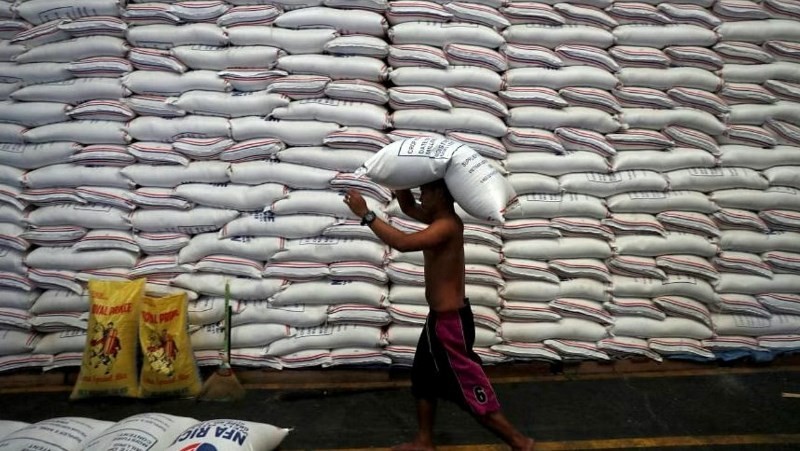 Giá gạo bán lẻ tăng báo động, Philippines áp giá trần bắt buộc - Ảnh 1.