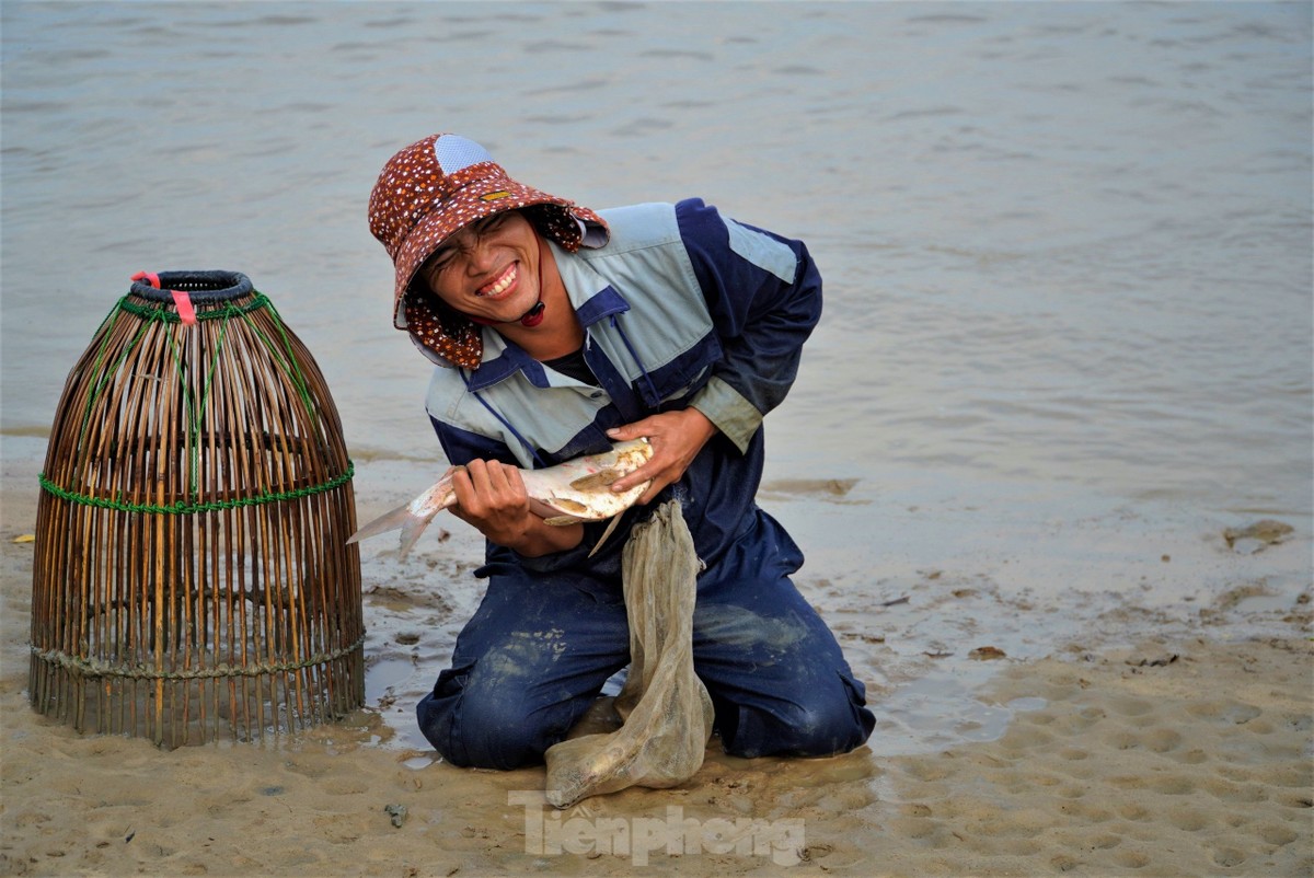 Hồ xả nước, cả trăm 'nơm thủ' đến hồ thủy lợi Đồng Môn, Hà Tĩnh trổ tài bắt cá - Ảnh 14.