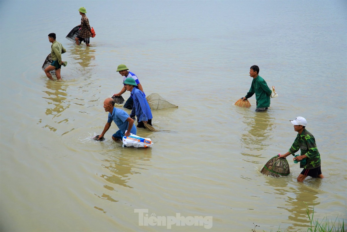 Hồ xả nước, cả trăm 'nơm thủ' đến hồ thủy lợi Đồng Môn, Hà Tĩnh trổ tài bắt cá - Ảnh 18.