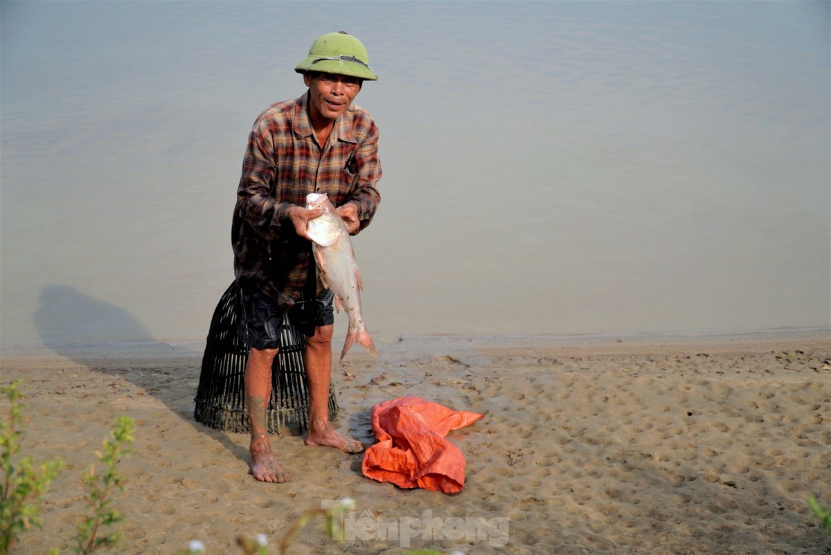 Hồ xả nước, cả trăm 'nơm thủ' đến hồ thủy lợi Đồng Môn, Hà Tĩnh trổ tài bắt cá - Ảnh 10.