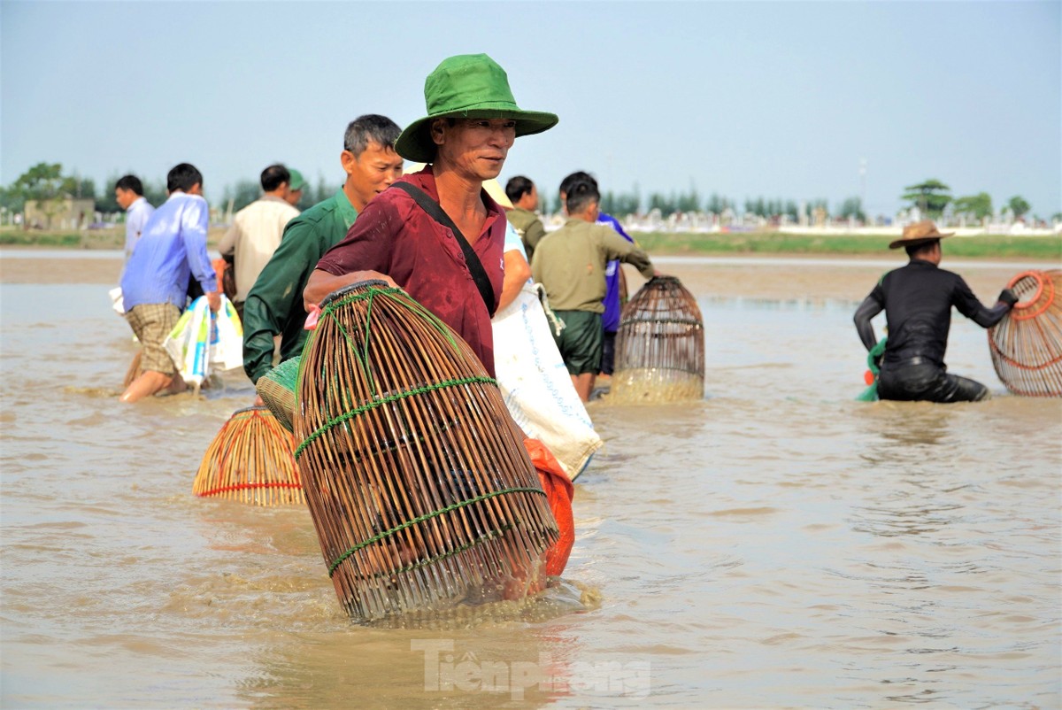 Hồ xả nước, cả trăm 'nơm thủ' đến hồ thủy lợi Đồng Môn, Hà Tĩnh trổ tài bắt cá - Ảnh 8.