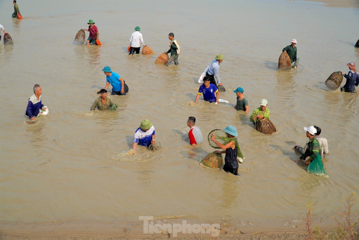 Hồ xả nước, cả trăm 'nơm thủ' đến hồ thủy lợi Đồng Môn, Hà Tĩnh trổ tài bắt cá - Ảnh 20.