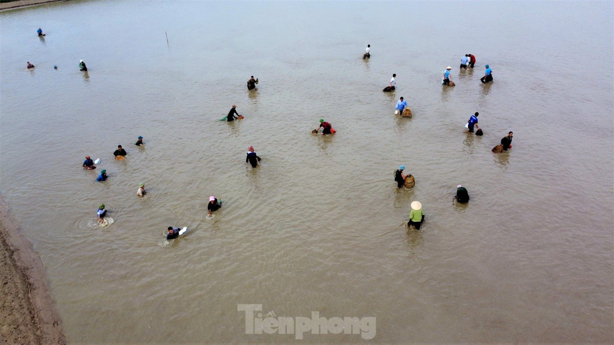 Hồ xả nước, cả trăm 'nơm thủ' đến hồ thủy lợi Đồng Môn, Hà Tĩnh trổ tài bắt cá - Ảnh 2.