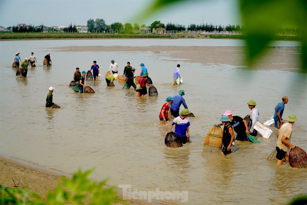 Hồ xả nước, cả trăm 'nơm thủ' đến hồ thủy lợi Đồng Môn, Hà Tĩnh trổ tài bắt cá - Ảnh 4.