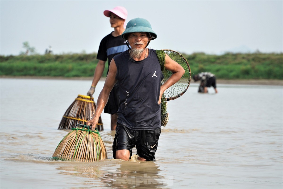 Hồ xả nước, cả trăm 'nơm thủ' đến hồ thủy lợi Đồng Môn, Hà Tĩnh trổ tài bắt cá - Ảnh 12.