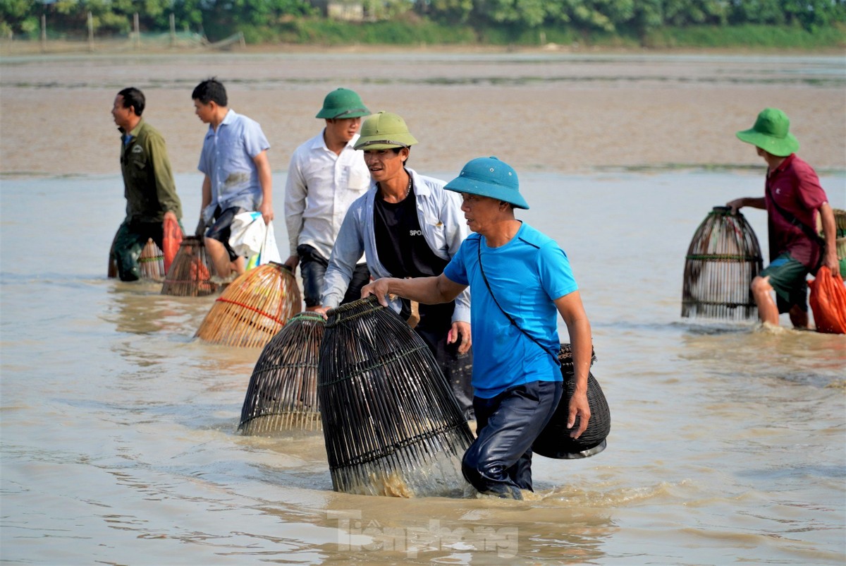 Hồ xả nước, cả trăm 'nơm thủ' đến hồ thủy lợi Đồng Môn, Hà Tĩnh trổ tài bắt cá - Ảnh 6.