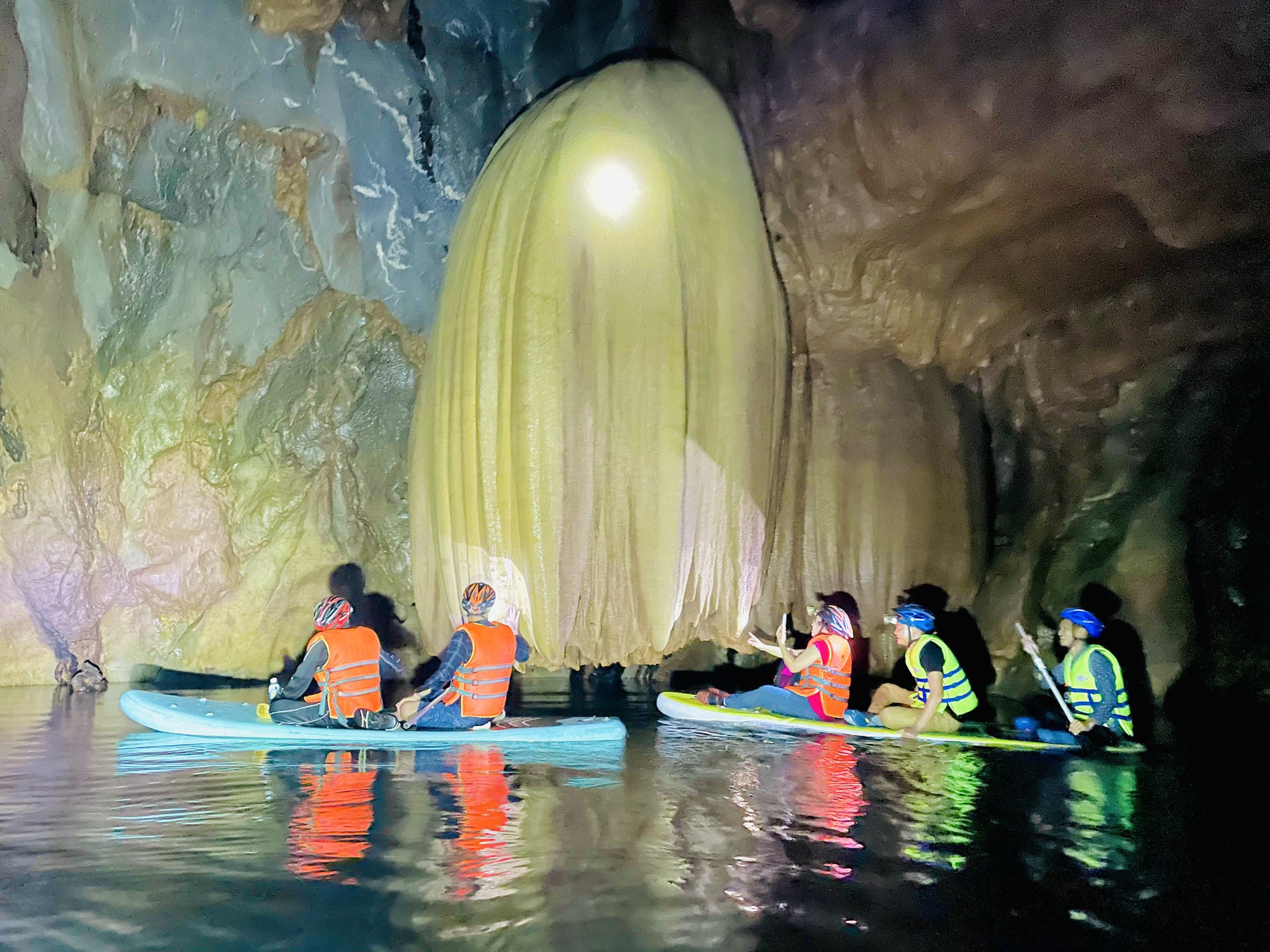 Cận cảnh vẻ đẹp mê hồn của hang Sơn Nữ vừa phát hiện ở Quảng Bình - Ảnh 1.