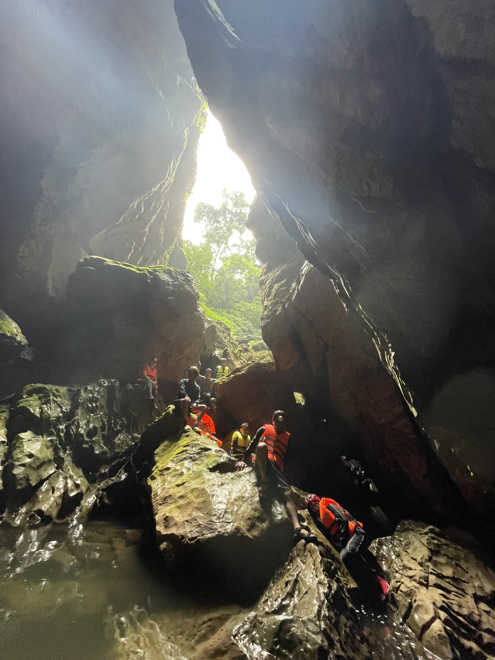 Cận cảnh vẻ đẹp mê hồn của hang Sơn Nữ vừa phát hiện ở Quảng Bình - Ảnh 12.