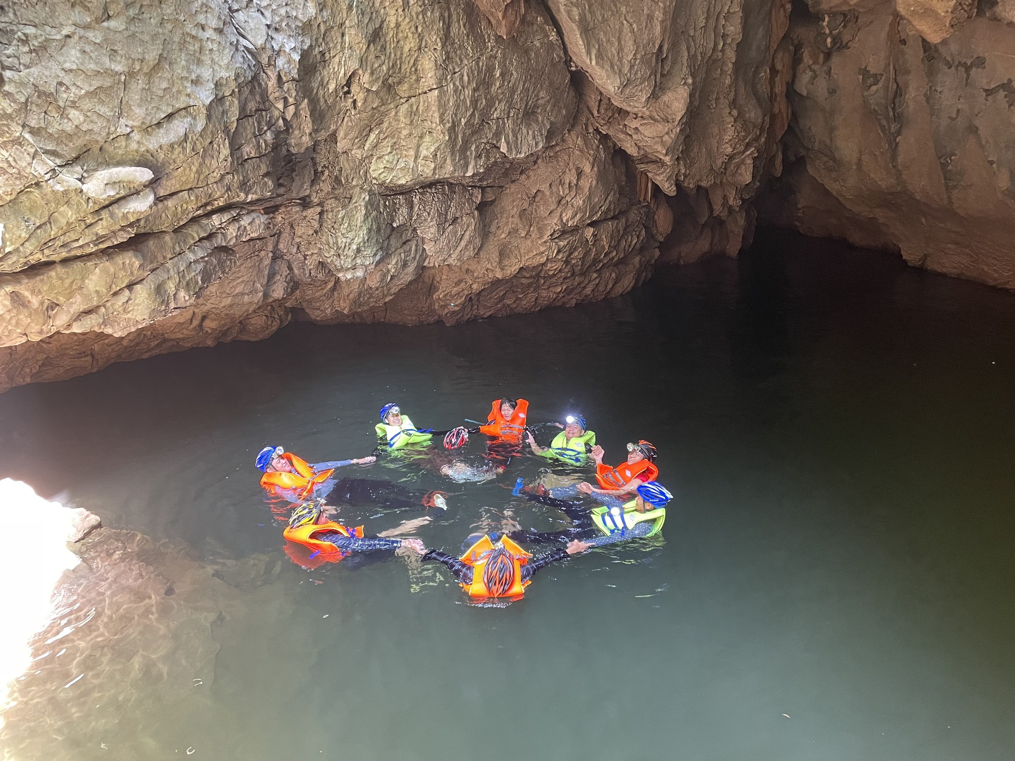 Cận cảnh vẻ đẹp mê hồn của hang Sơn Nữ vừa phát hiện ở Quảng Bình - Ảnh 14.