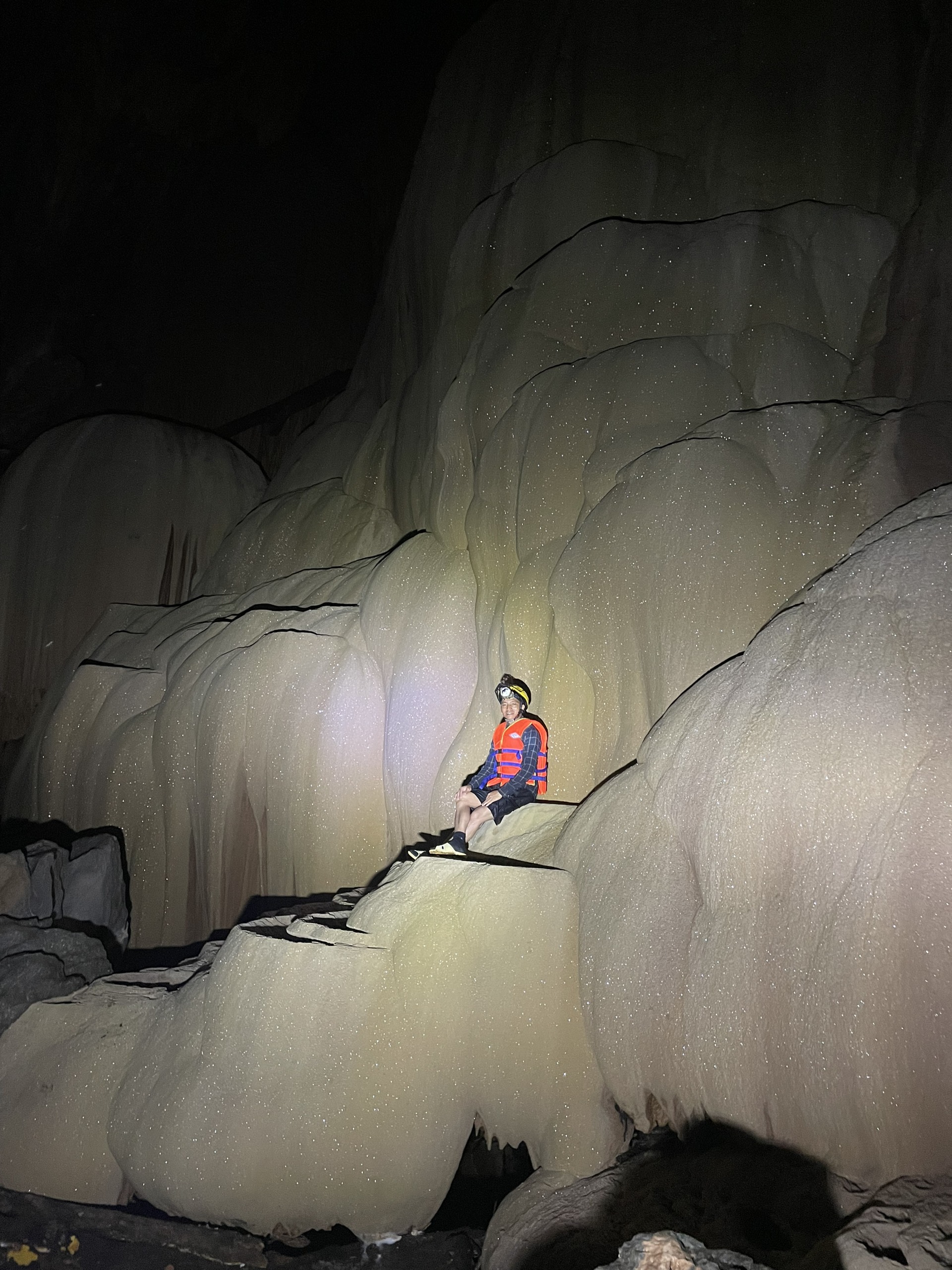 Cận cảnh vẻ đẹp mê hồn của hang Sơn Nữ vừa phát hiện ở Quảng Bình - Ảnh 7.