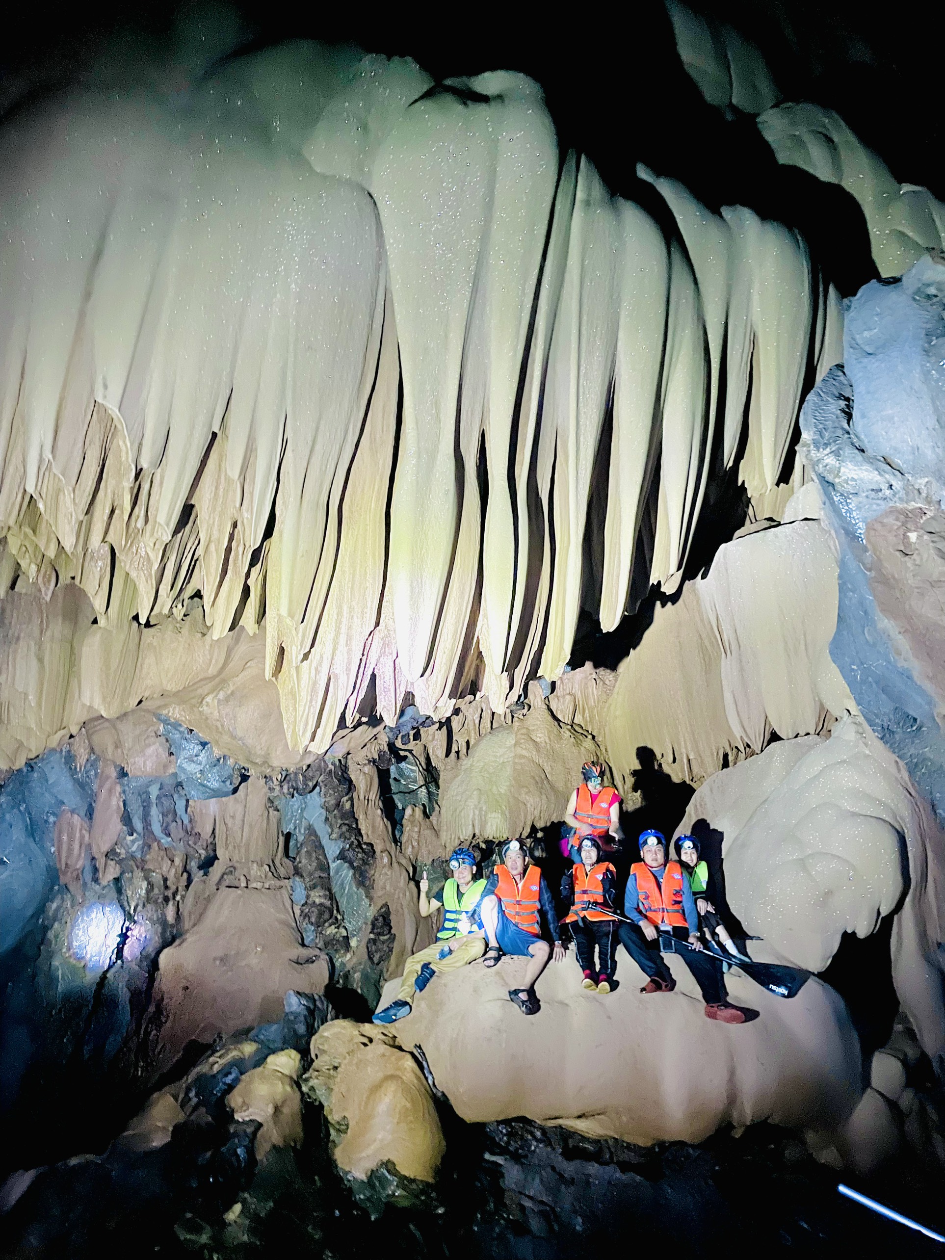 Cận cảnh vẻ đẹp mê hồn của hang Sơn Nữ vừa phát hiện ở Quảng Bình - Ảnh 8.