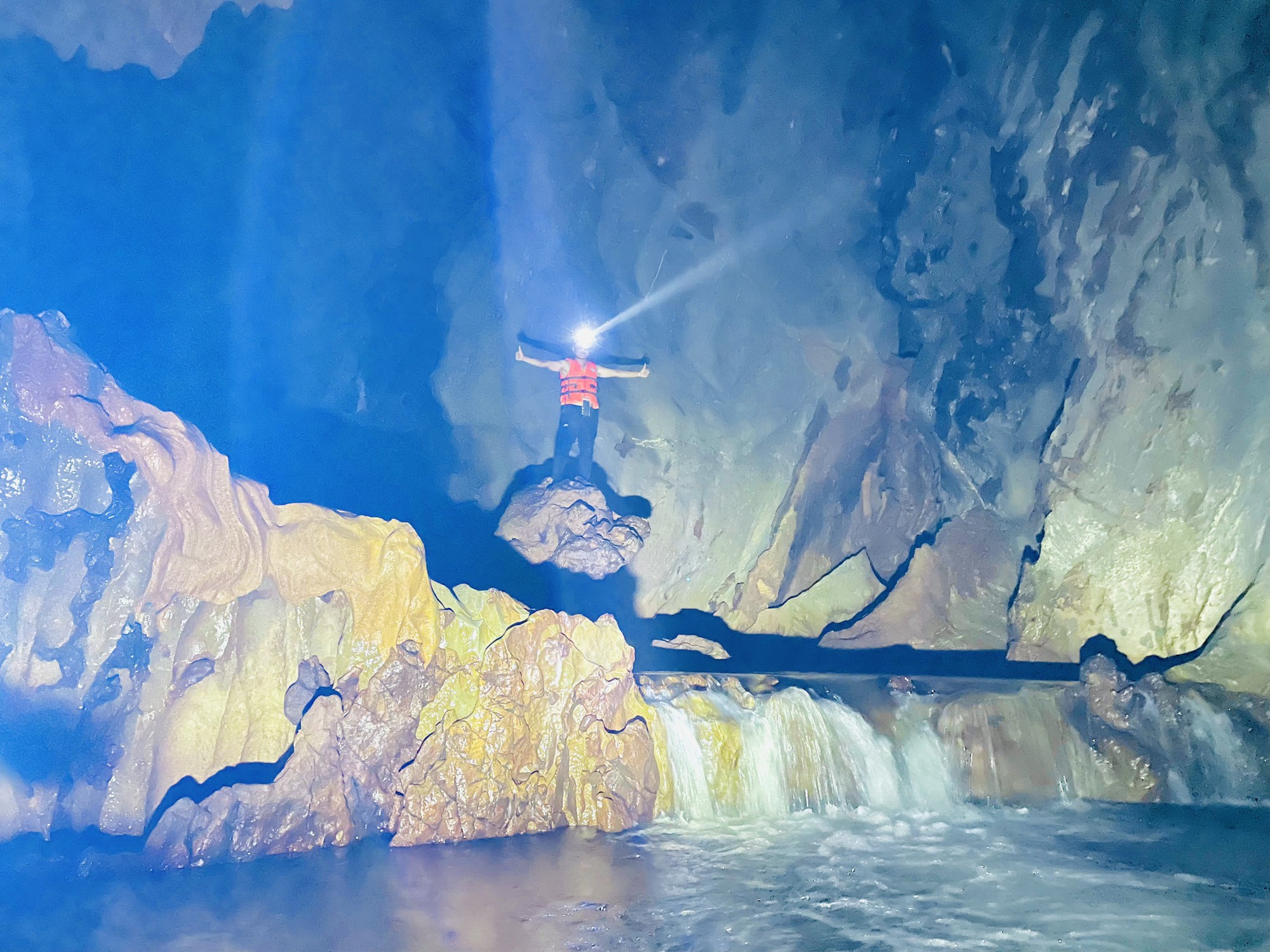 Cận cảnh vẻ đẹp mê hồn của hang Sơn Nữ vừa phát hiện ở Quảng Bình - Ảnh 9.