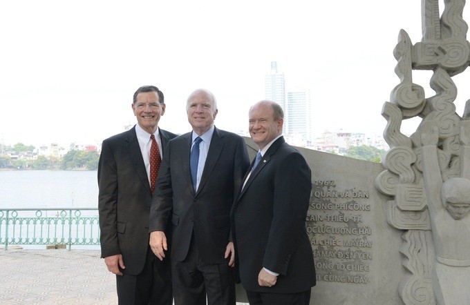 Phó Tổng thống Kamala Harris, Bộ trưởng Quốc phòng Mỹ từng tới hồ Trúc Bạch tưởng nhớ John McCain - Ảnh 8.