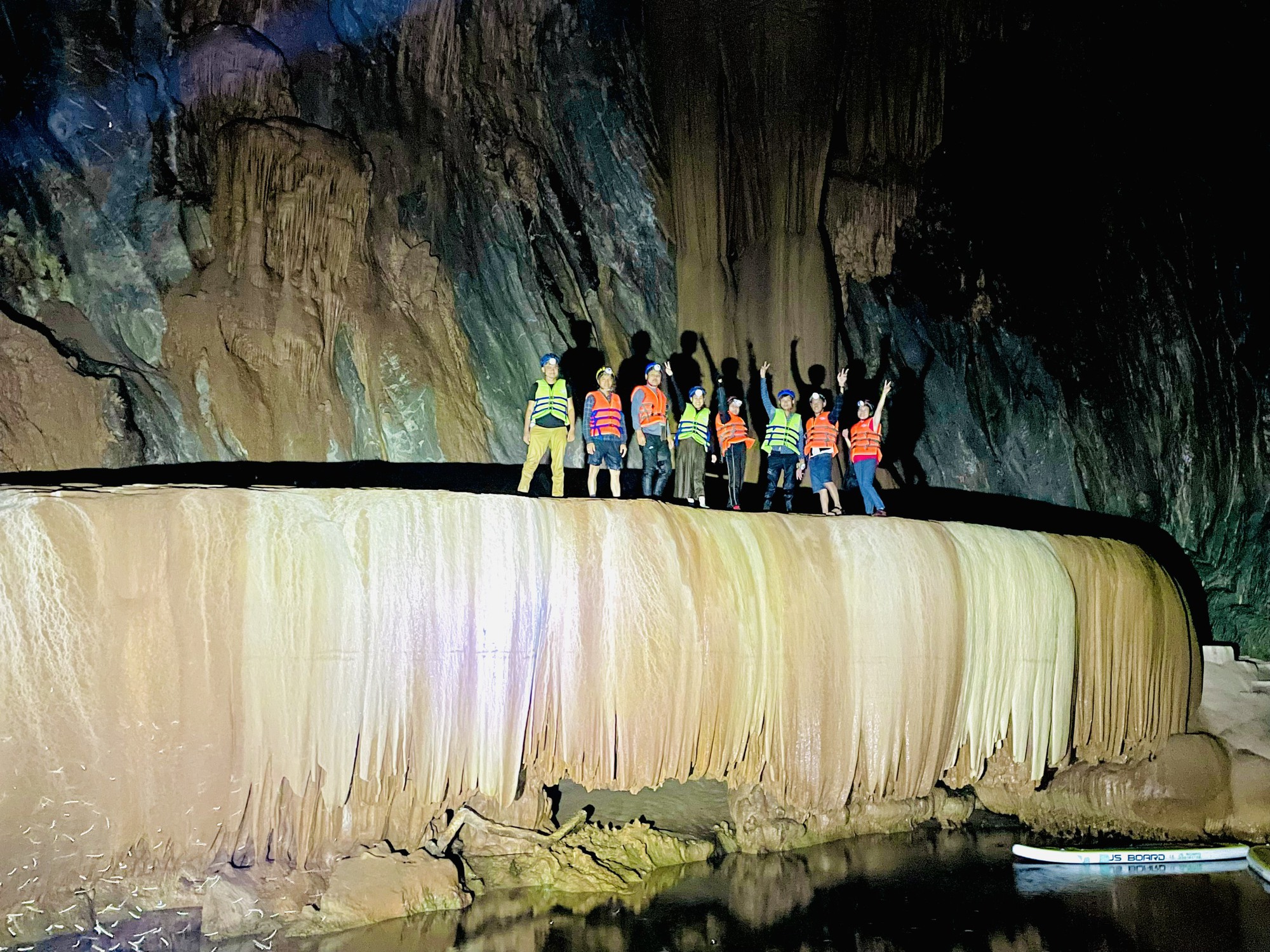 Cận cảnh vẻ đẹp mê hồn của hang Sơn Nữ vừa phát hiện ở Quảng Bình - Ảnh 15.