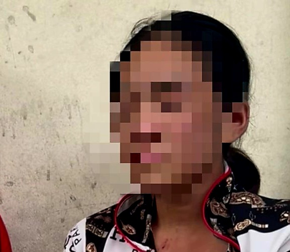 Tạm giữ hình sự người phụ nữ hành hạ thiếu nữ 16 tuổi ở Cà Mau - Ảnh 1.