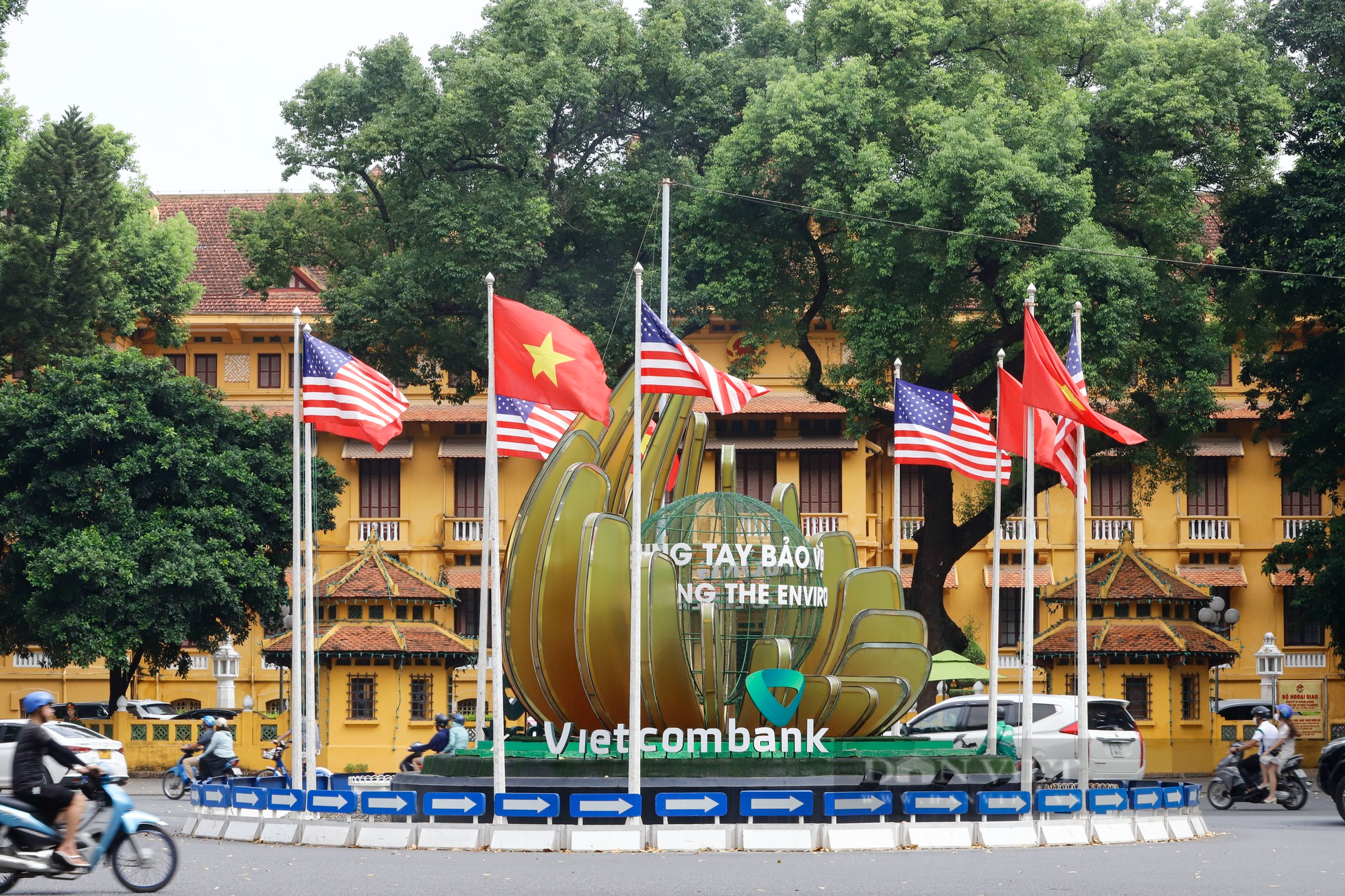 Quốc kỳ Việt Nam-Mỹ tung bay, rợp trời Thủ đô Hà Nội - Ảnh 1.