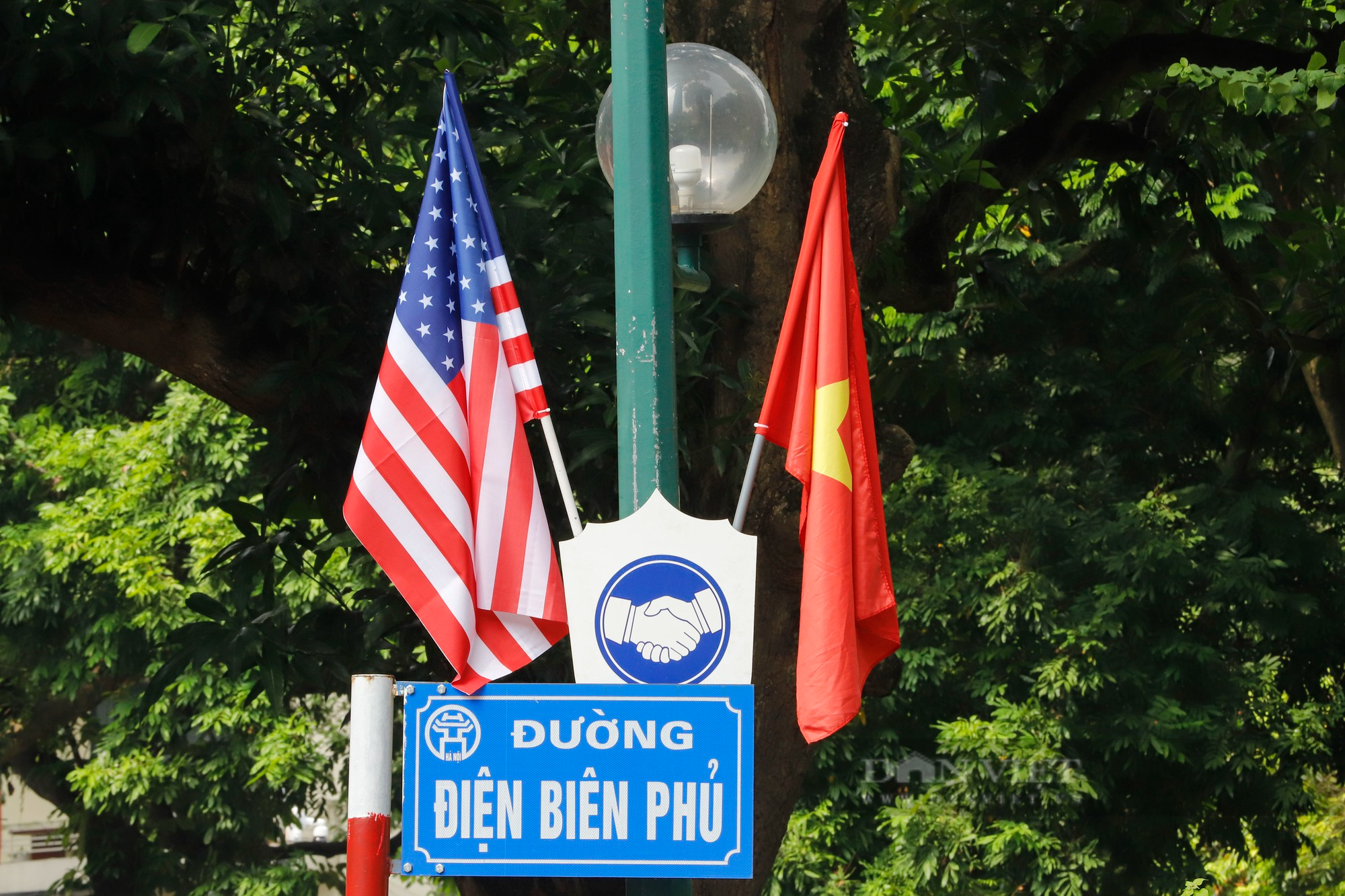 Quốc kỳ Việt Nam-Mỹ tung bay, rợp trời Thủ đô Hà Nội - Ảnh 2.