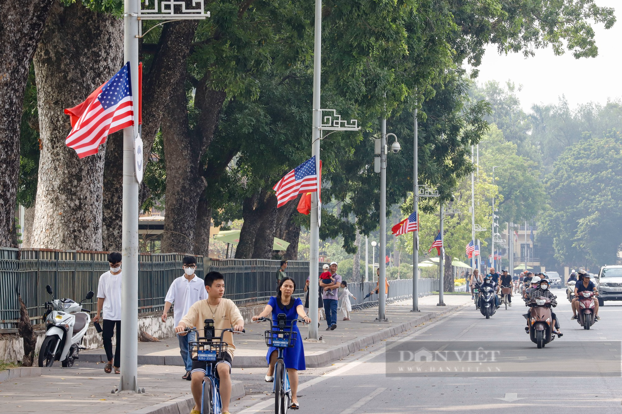 Quốc kỳ Việt Nam-Mỹ tung bay, rợp trời Thủ đô Hà Nội - Ảnh 3.