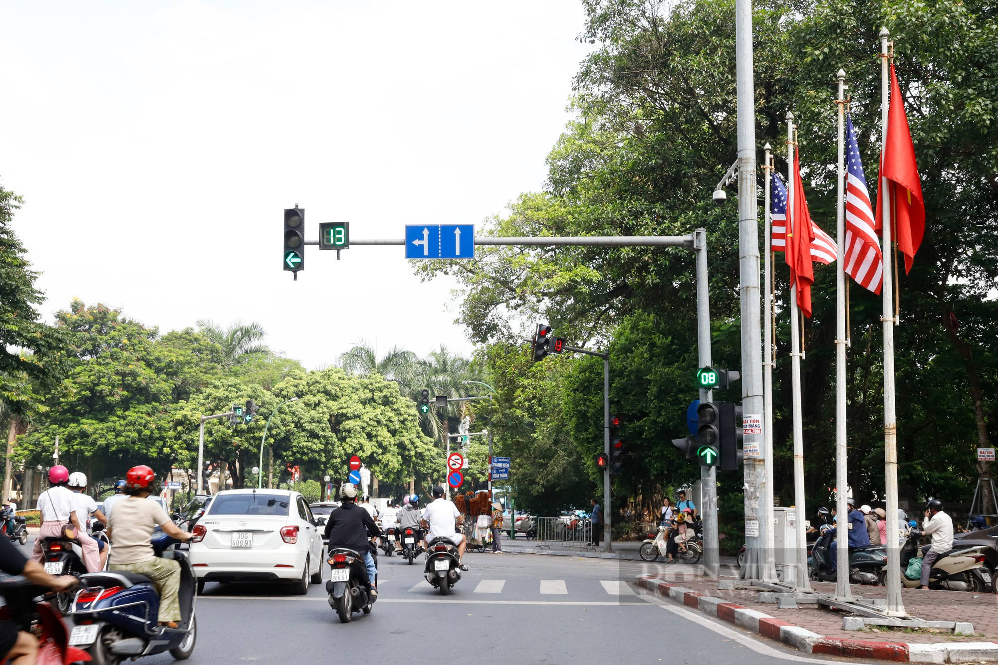 Quốc kỳ Việt Nam-Mỹ tung bay, rợp trời Thủ đô Hà Nội - Ảnh 4.