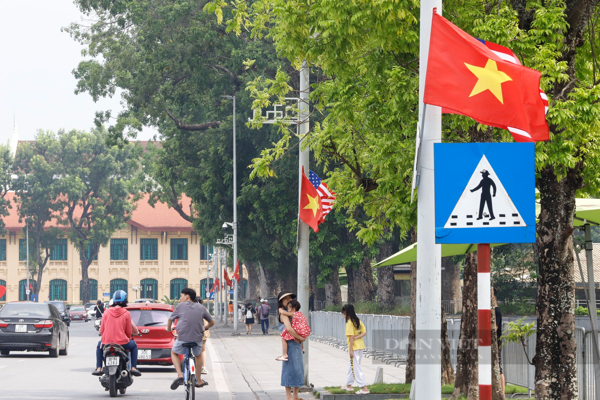 Quốc kỳ Việt Nam-Mỹ tung bay, rợp trời Thủ đô Hà Nội - Ảnh 6.