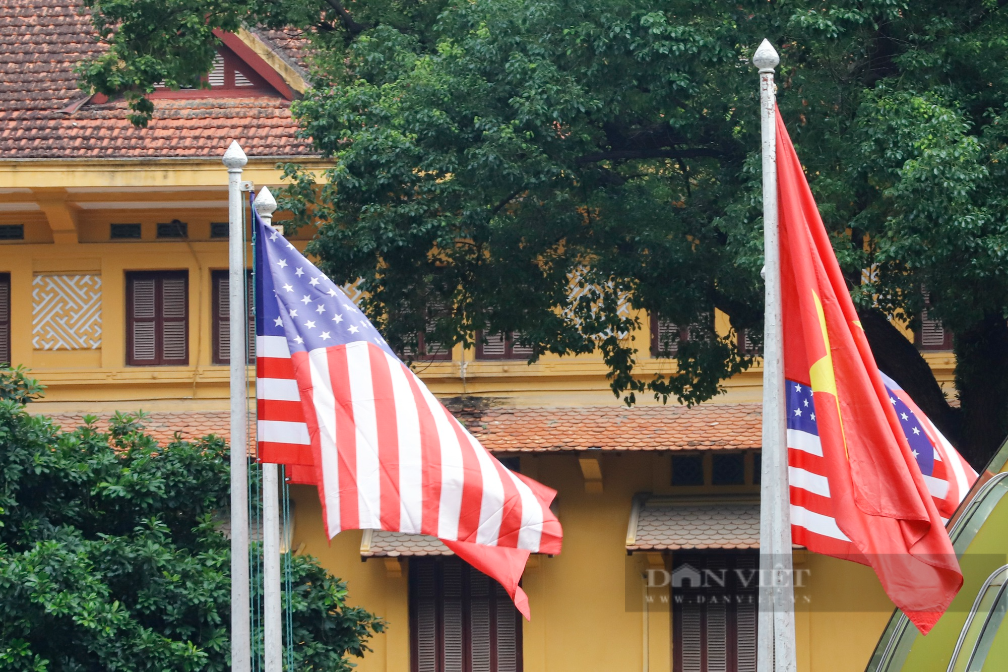 Quốc kỳ Việt Nam-Mỹ tung bay, rợp trời Thủ đô Hà Nội - Ảnh 7.
