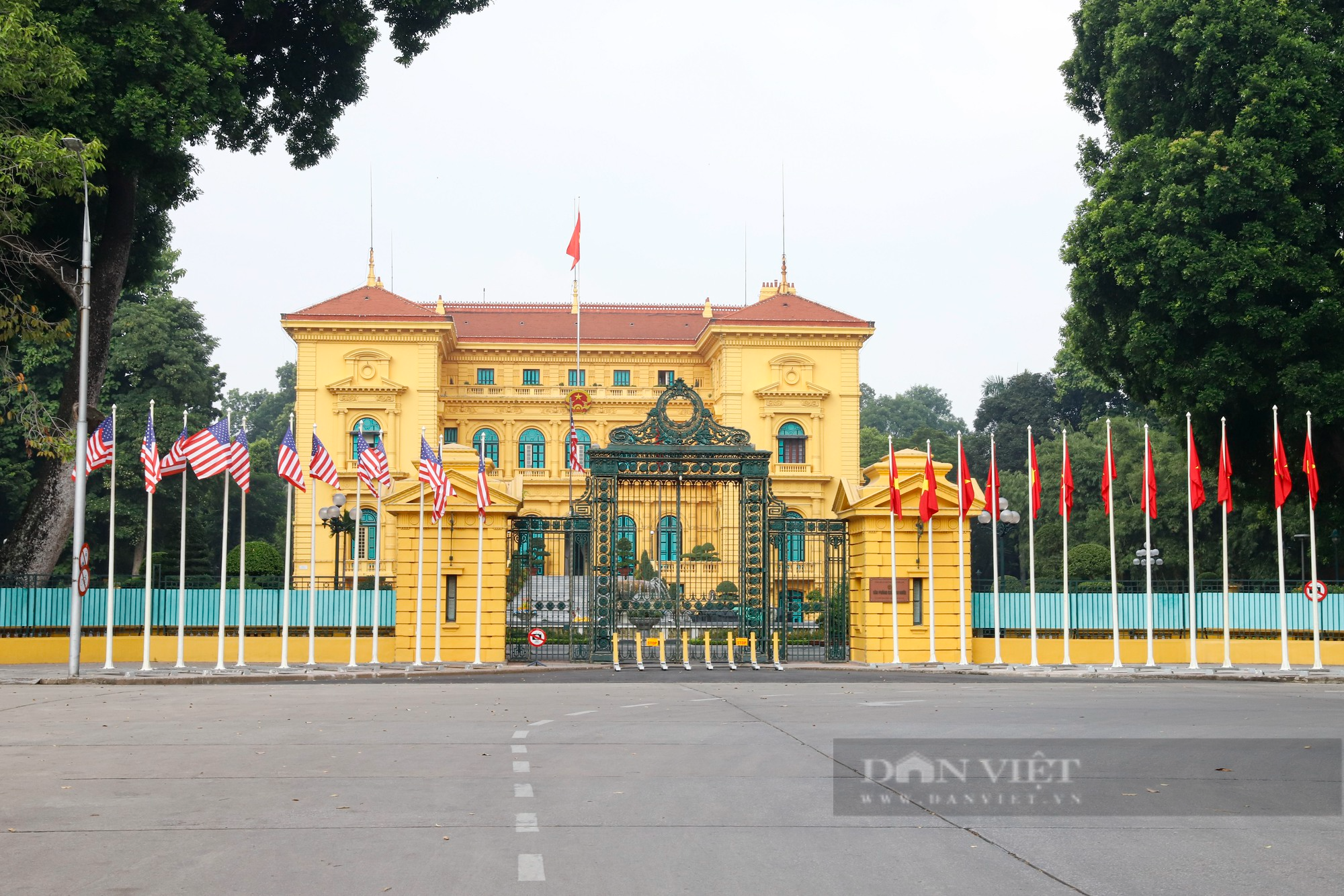 Quốc kỳ Việt Nam-Mỹ tung bay, rợp trời Thủ đô Hà Nội - Ảnh 9.