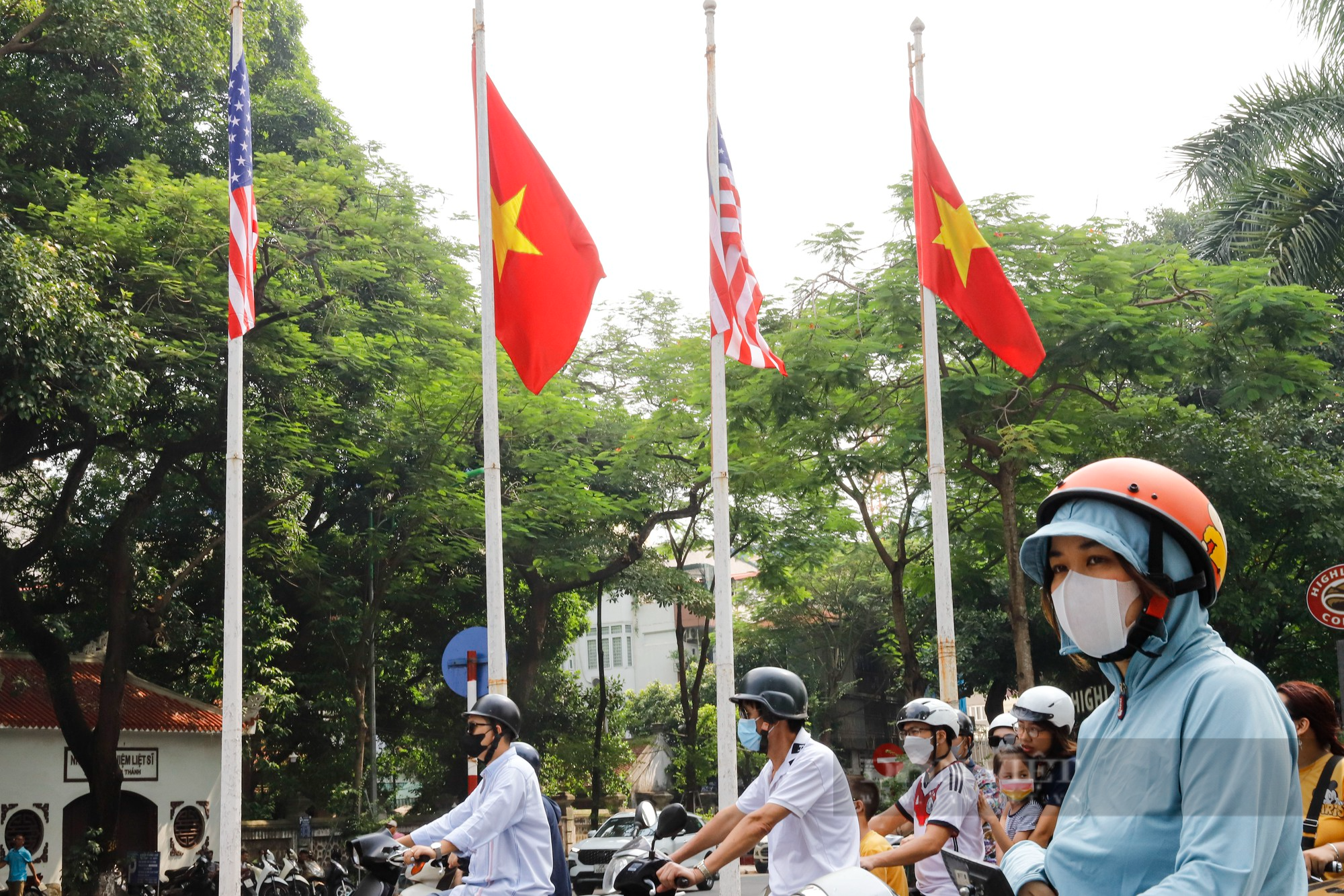 Quốc kỳ Việt Nam-Mỹ tung bay, rợp trời Thủ đô Hà Nội - Ảnh 5.