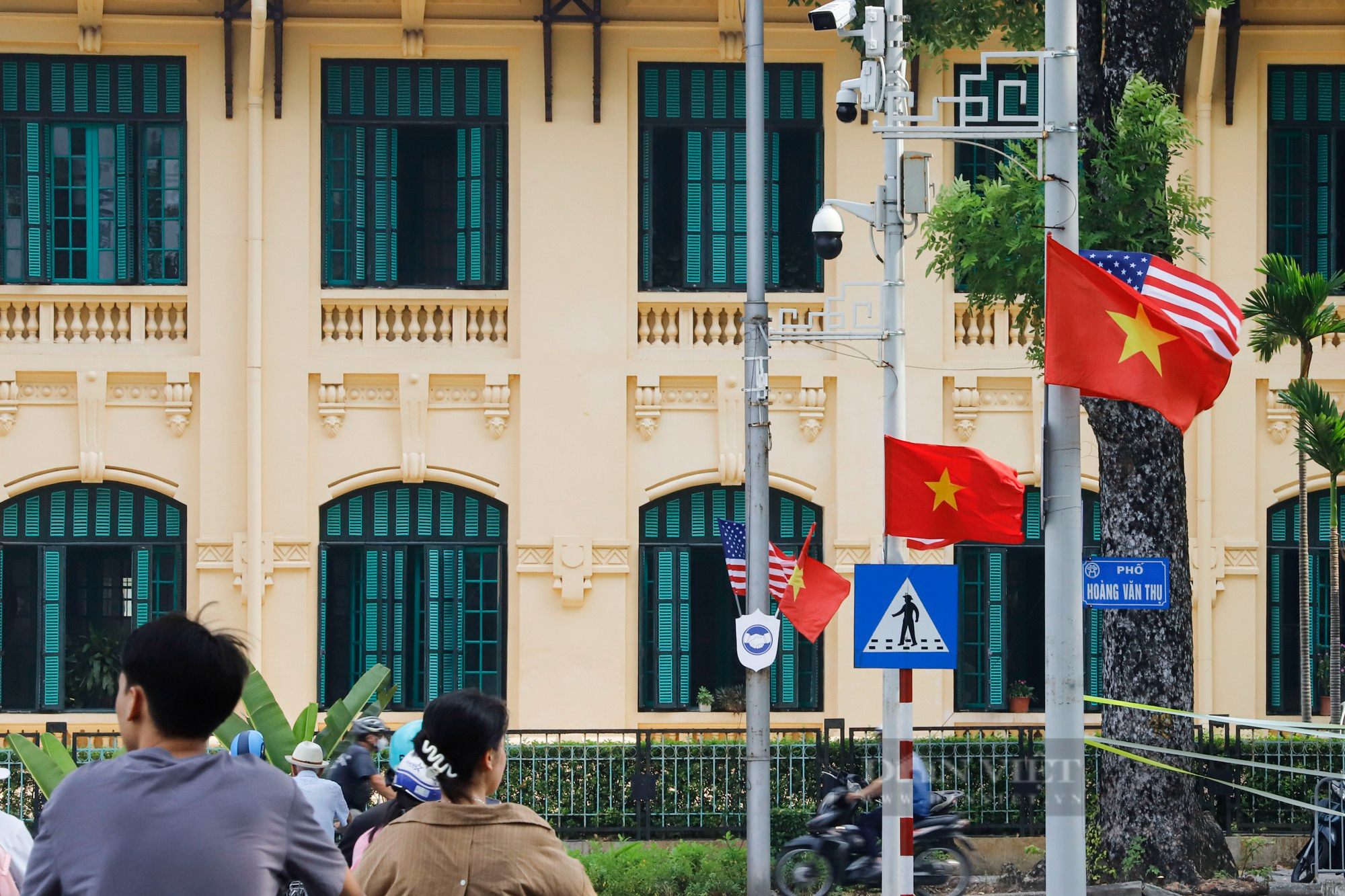 Quốc kỳ Việt Nam-Mỹ tung bay, rợp trời Thủ đô Hà Nội - Ảnh 8.