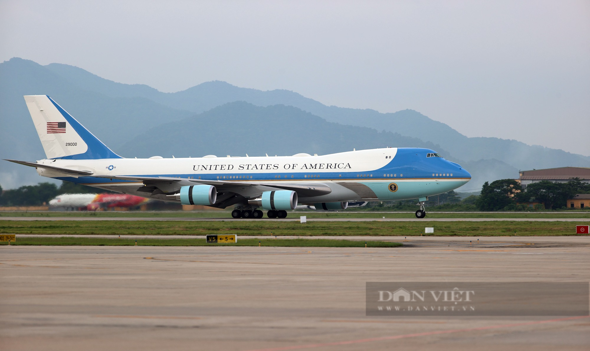 Hình ảnh Tổng thống Mỹ Joe Biden tại sân bay Nội Bài, bắt đầu chuyến thăm chính thức Việt Nam - Ảnh 1.