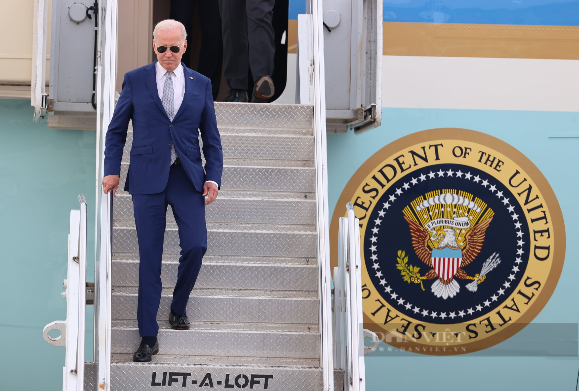 Hình ảnh Tổng thống Mỹ Joe Biden tại sân bay Nội Bài, bắt đầu chuyến thăm chính thức Việt Nam - Ảnh 4.
