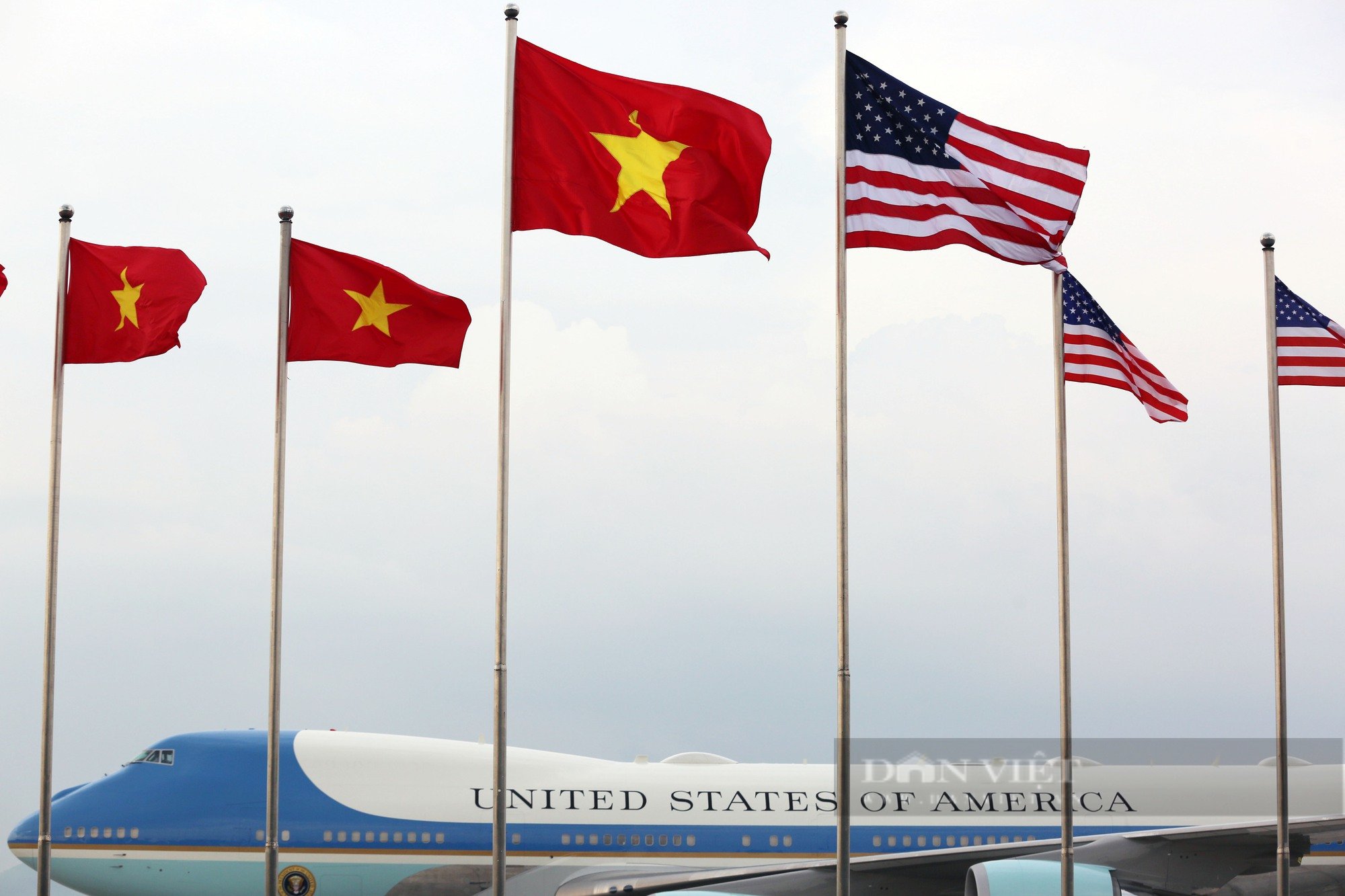 Hình ảnh Tổng thống Mỹ Joe Biden tại sân bay Nội Bài, bắt đầu chuyến thăm chính thức Việt Nam - Ảnh 10.