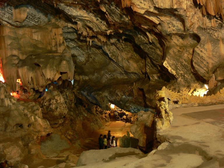 Đây là hang động đá vôi đẹp nhất tỉnh Yên Bái, phát lộ từ năm 2009 mà giờ vẫn hoang sơ đến bất ngờ - Ảnh 1.