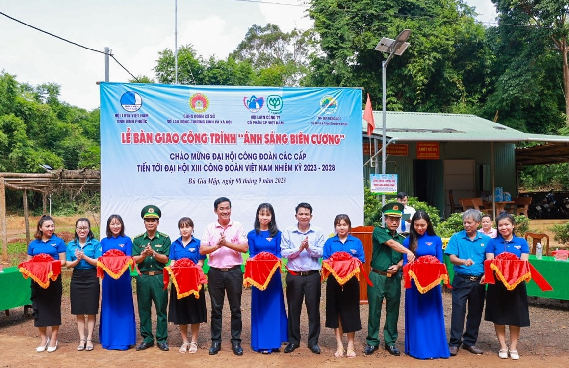 C.P. Việt Nam bàn giao công trình “Ánh sáng biên cương” năm 2023 cho Đồn Biên phòng Đăk Ơ  - Ảnh 1.