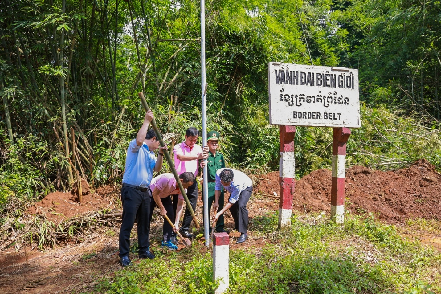 C.P. Việt Nam bàn giao công trình “Ánh sáng biên cương” năm 2023 cho Đồn Biên phòng Đăk Ơ  - Ảnh 2.