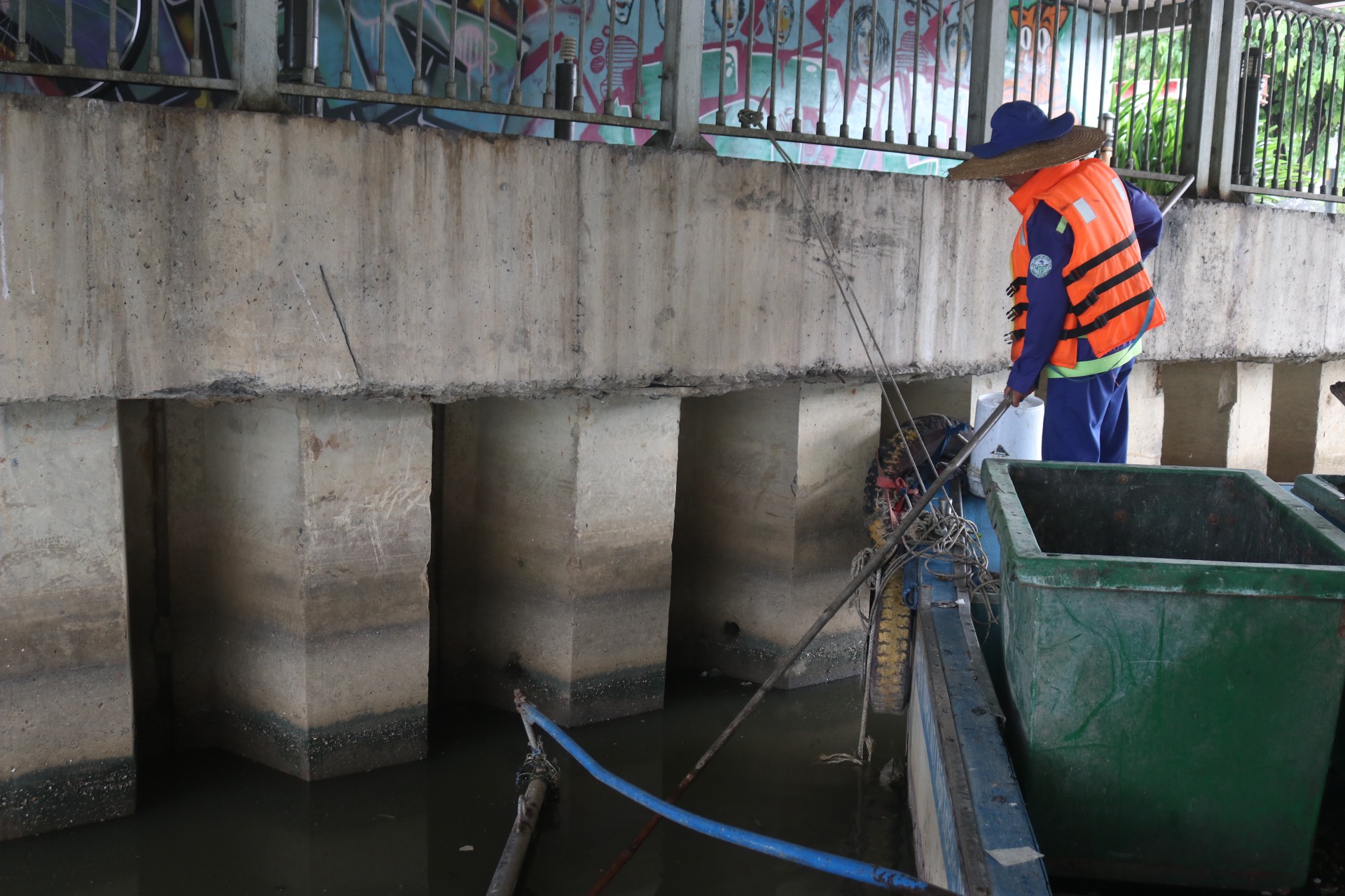 Sau mưa lớn, kênh Nhiêu Lộc - Thị Nghè đầy rác thải, xác động vật - Ảnh 6.