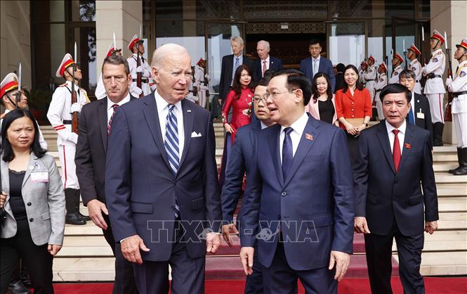 Chủ tịch Quốc hội Vương Đình Huệ và Tổng thống Joe Biden chứng kiến trao tặng kỷ vật chiến tranh - Ảnh 1.