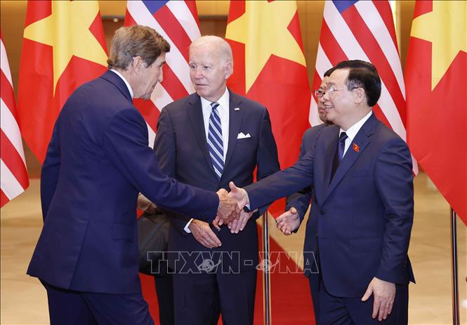 Chủ tịch Quốc hội Vương Đình Huệ và Tổng thống Joe Biden chứng kiến trao tặng kỷ vật chiến tranh - Ảnh 2.
