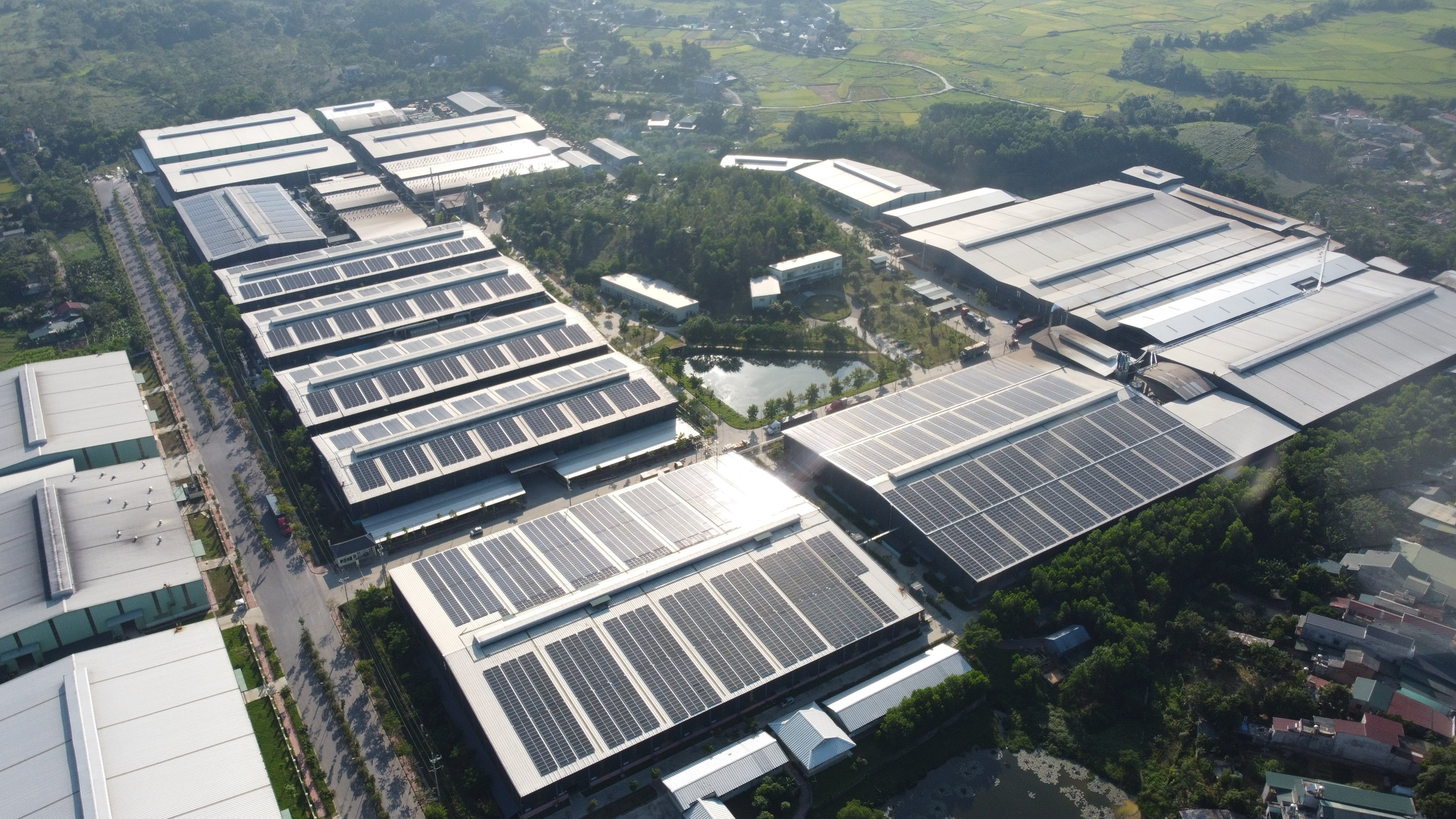 ADB ký thỏa thuận gần 14 triệu USD về điện mặt trời áp mái cho kinh doanh sản xuất tại Việt Nam - Ảnh 1.