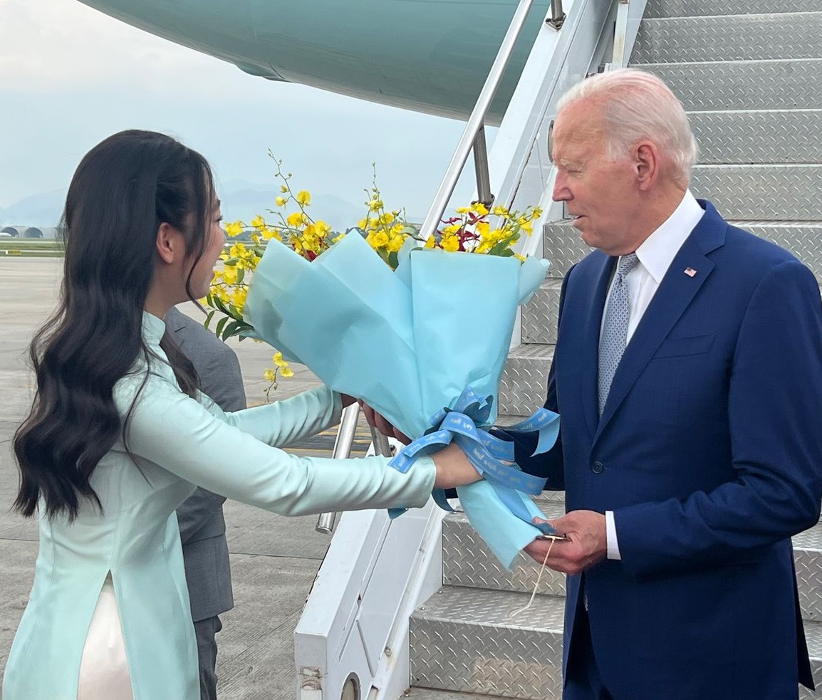 Nữ sinh Hà Nội tiết lộ giây phút ý nghĩa tặng hoa cho Tổng thống Mỹ Joe Biden - Ảnh 1.