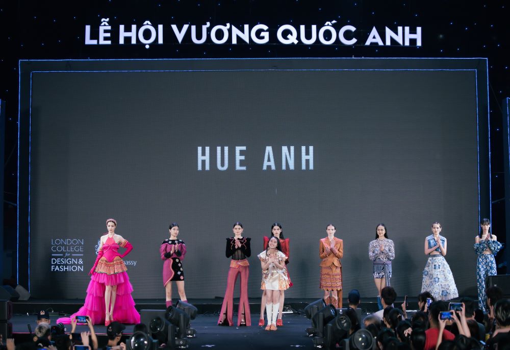 Thời trang Anh Quốc biến hóa qua bàn tay các nhà thiết kế Việt Nam - Ảnh 2.