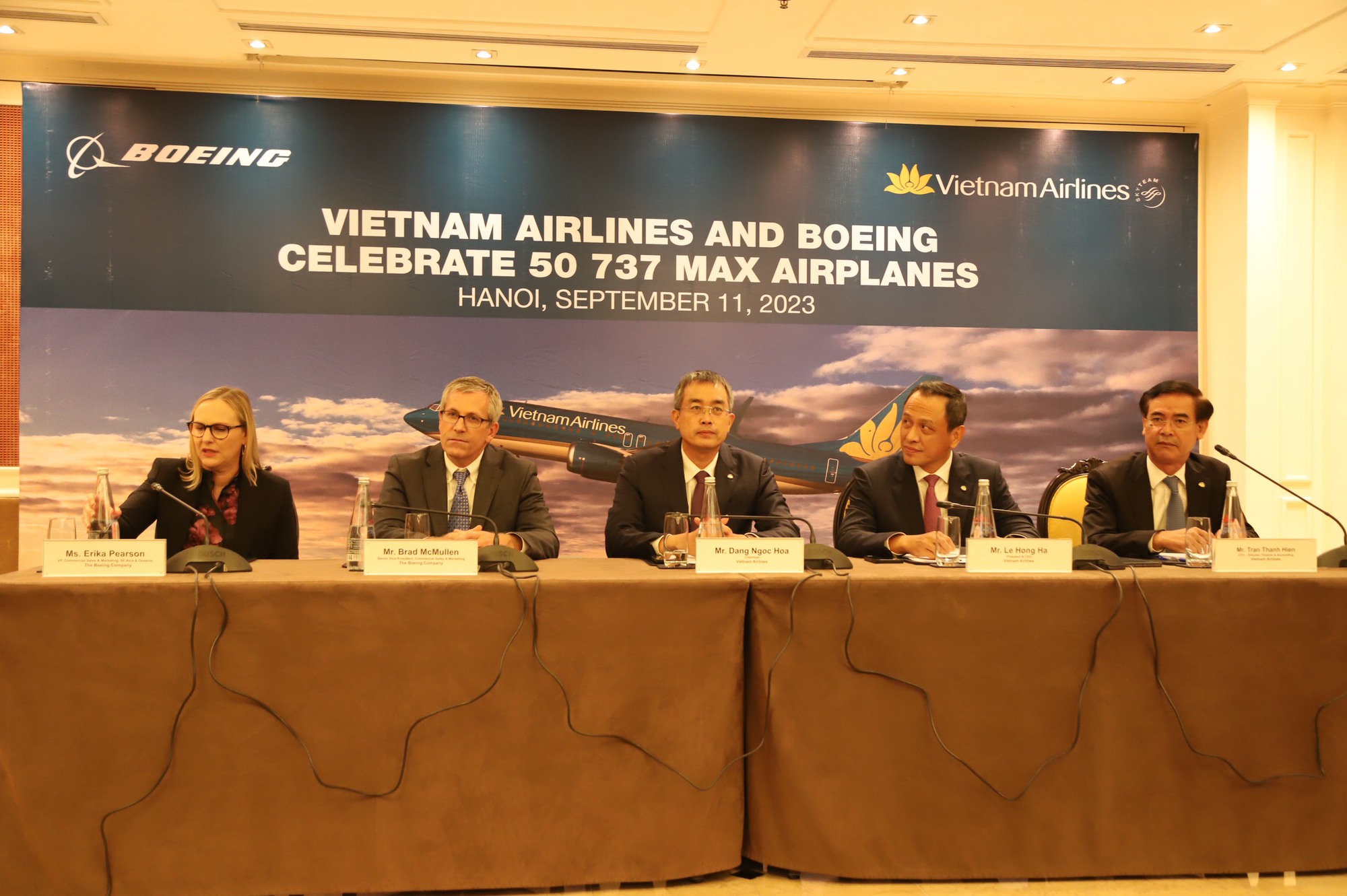 Vietnam Airlines và Boeing ký kết ghi nhớ chào bán 50 máy bay 737 MAX giá trị 10 tỷ USD - Ảnh 2.
